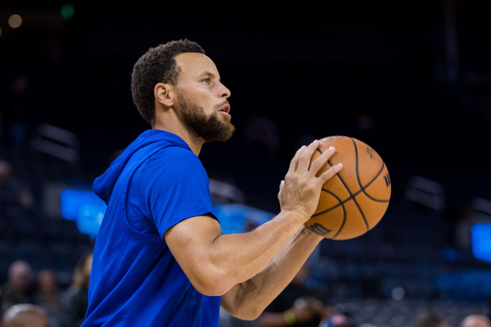 身穿藍色球衣的籃球運動員在比賽中準備投籃。 — NBA 壁紙