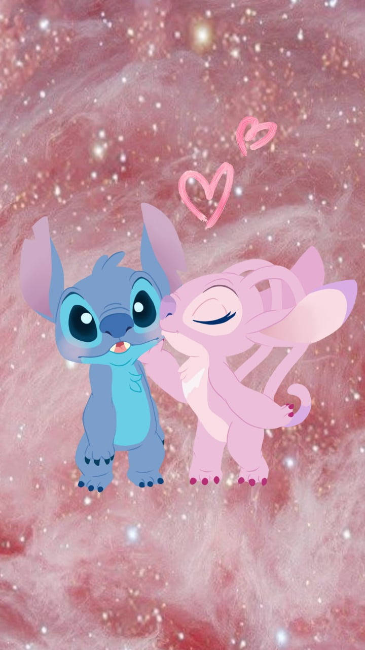 Stitch And Angel 桌布 壁紙 — 史迪奇和安琪在夢幻的粉紅色星空銀河中依偎，上方漂浮著愛心。