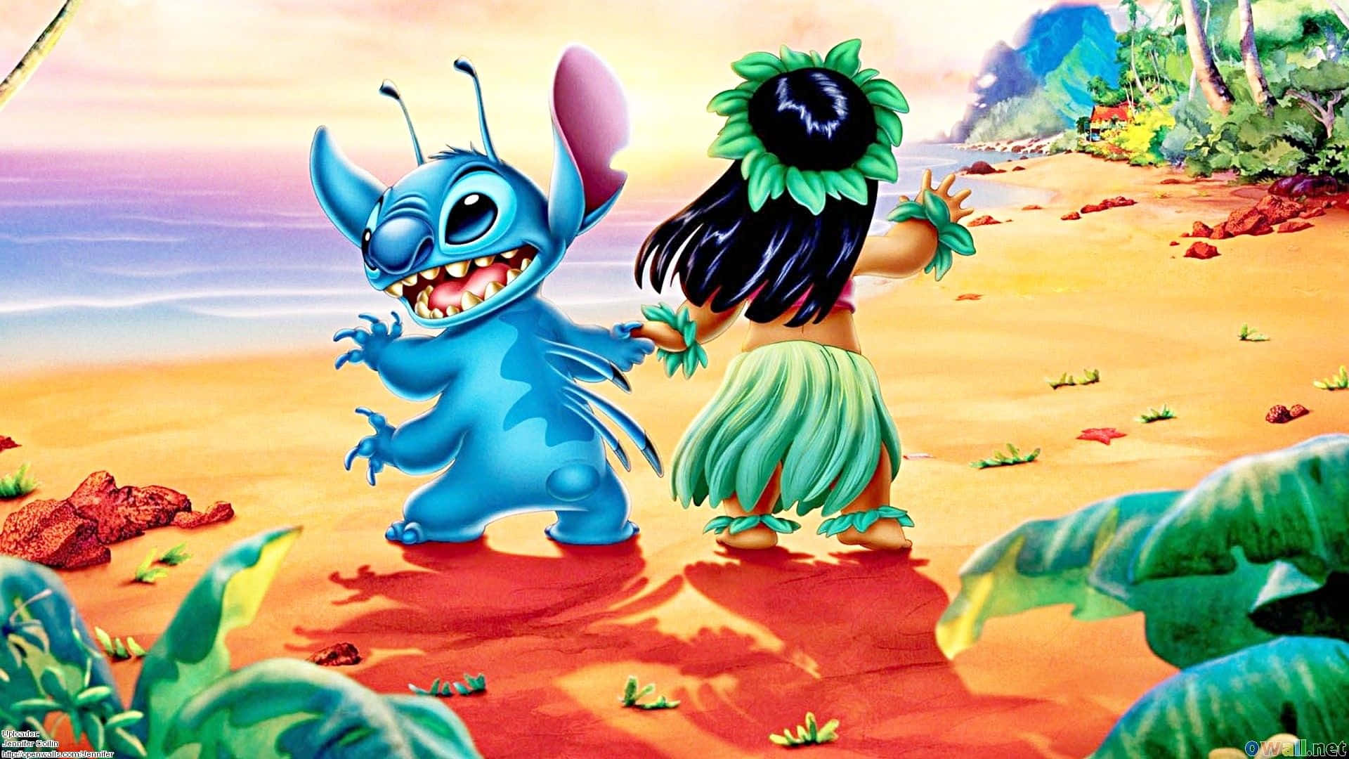 Stitch 桌布 壁紙 — 史迪奇和莉蘿在熱帶海灘上日落時分快樂地跳舞，色彩鮮豔，綠意盎然。