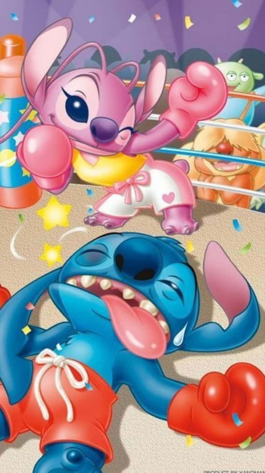 Love Stitch And Angel 桌布 壁紙 — 史迪奇在拳擊擂台上被打敗，他的粉紅色女朋友戴著粉紅色手套勝利地擺姿勢，周圍飄落著五彩紙屑。