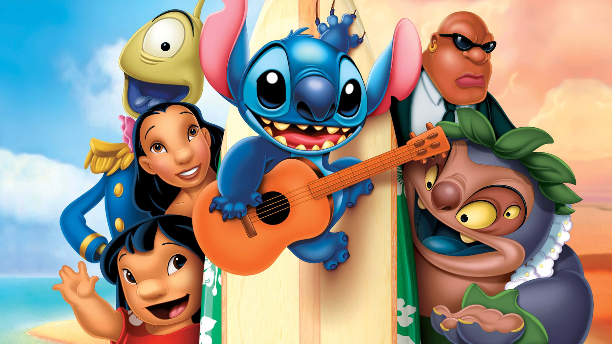 Animation Movies 桌布 壁紙 — 史迪奇在晴朗的藍天下，與莉蘿和朋友們在陽光燦爛的海灘上愉快地彈吉他。