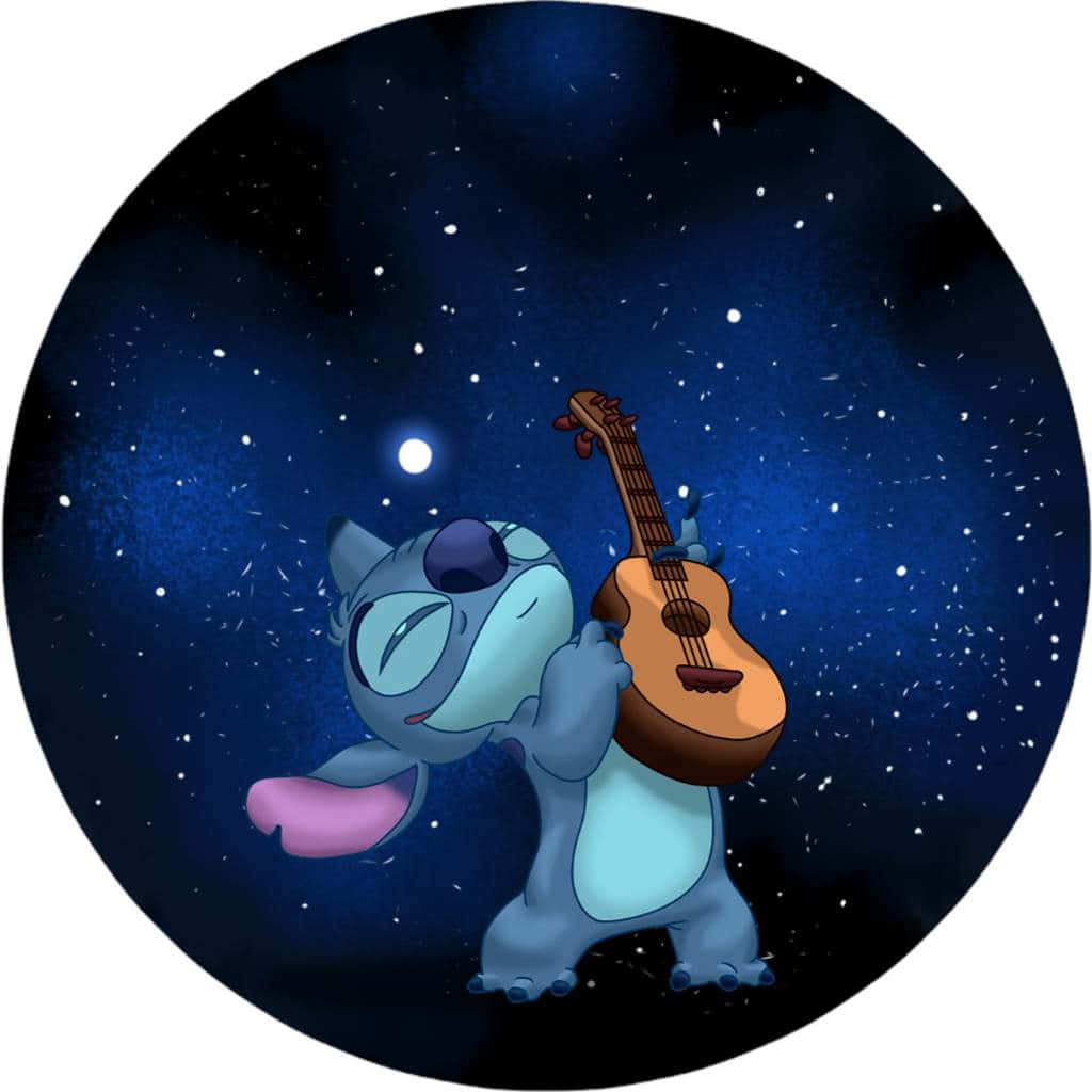 Stitch Profile 桌布 壁紙 — 史迪奇在繁星點點的夜空下愉快地彈吉他，身後有一輪發光的月亮。