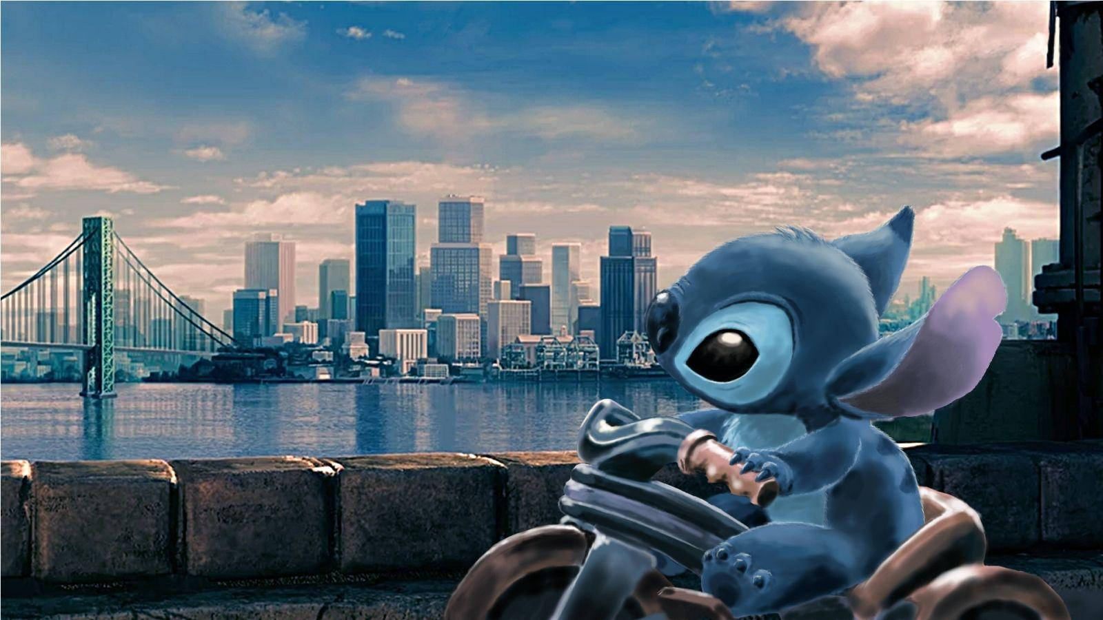 stitch 3d 桌布 壁紙 — 史迪奇在部分多雲的天空下，沿著海邊碼頭騎摩托車，背景是城市天際線和橋樑。