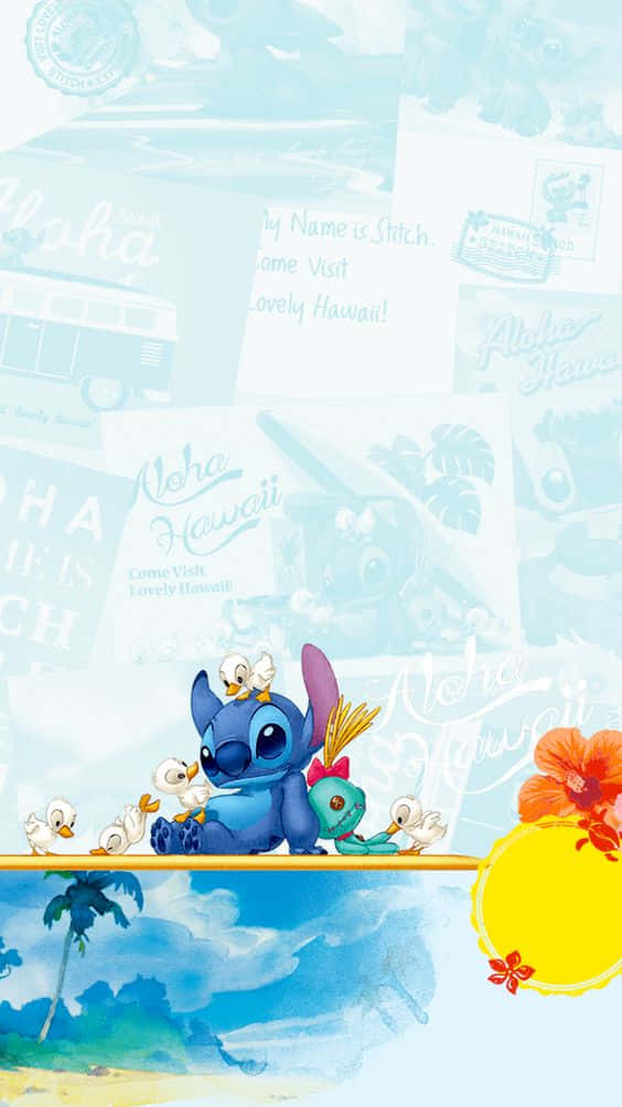 Adorable Stitch 桌布 壁紙 — 史迪奇坐在衝浪板上，與小鴨和魚一起，在水彩夏威夷場景中，有明信片和芙蓉花。