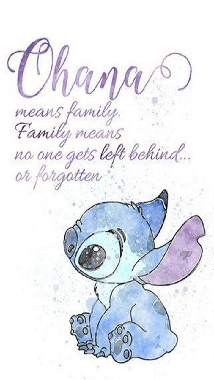 星際寶貝 桌布 壁紙 — 史迪奇坐著，大眼睛下是紫色草書文字 'Ohana means family' 的水彩插圖。