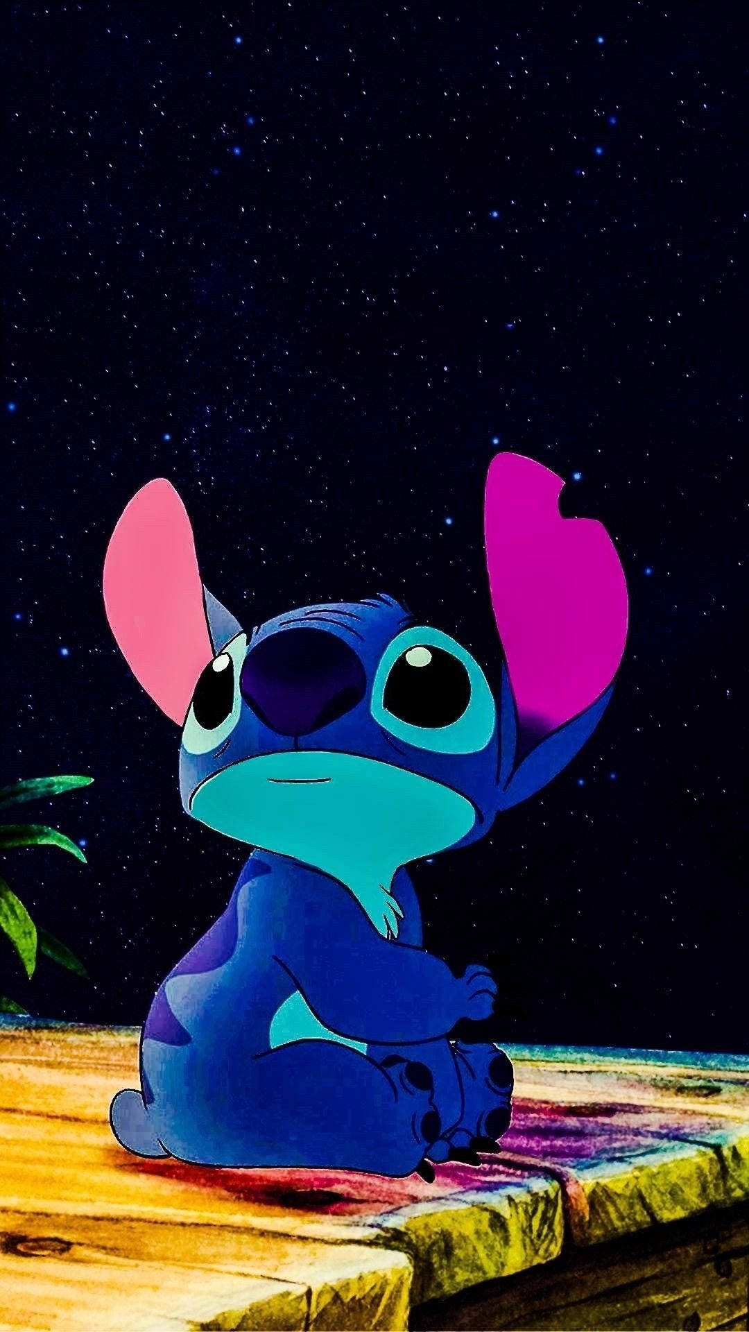 cute stitch iPhone 桌布 壁紙 — 史迪奇平靜地坐在星空下的木製邊緣上，粉紅色的耳朵發光，睜著好奇的大眼睛。