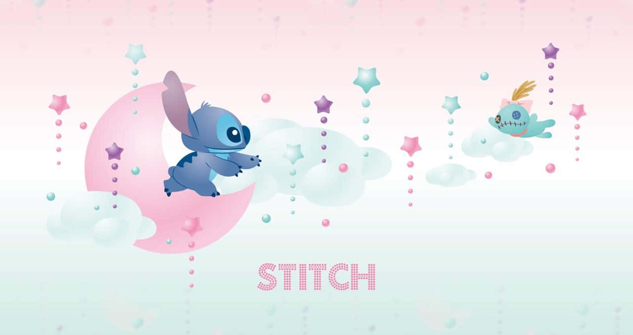 Cute Lilo And Stitch 桌布 壁紙 — 史迪奇從粉紅色的新月上快樂地跳躍，周圍漂浮著星星和雲朵，背景是柔和粉彩的天空。
