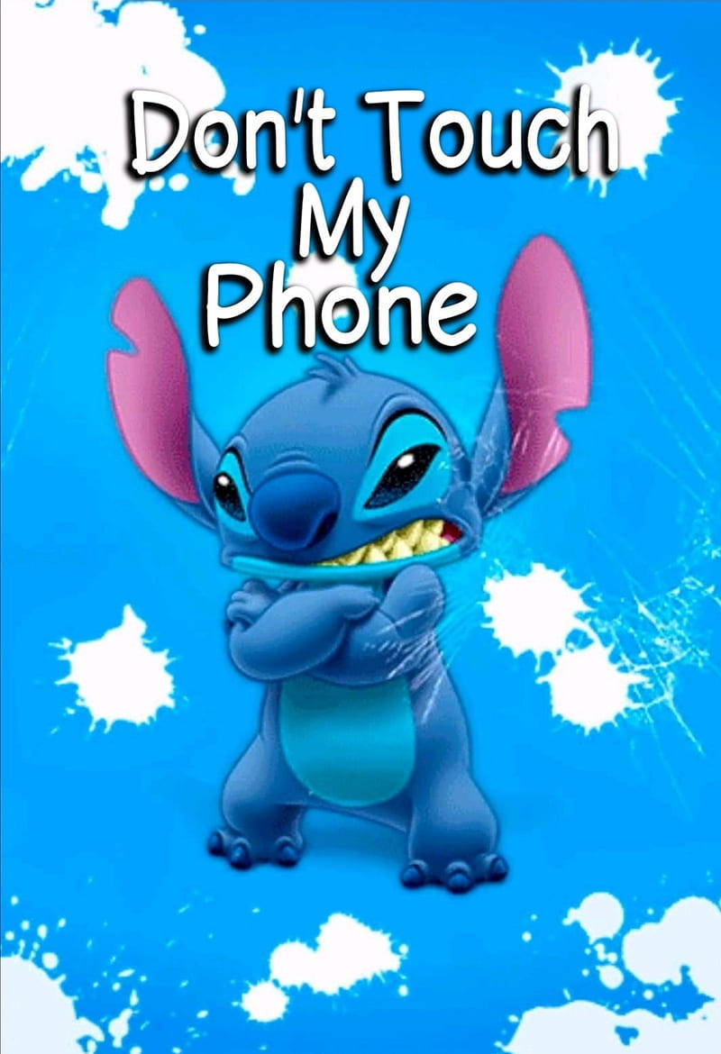 iPhone 桌布 壁紙 — 史迪奇憤怒地交叉雙臂，站在明亮的藍色背景上，帶有白色油漆飛濺和粗體文字「不要碰我的手機」。
