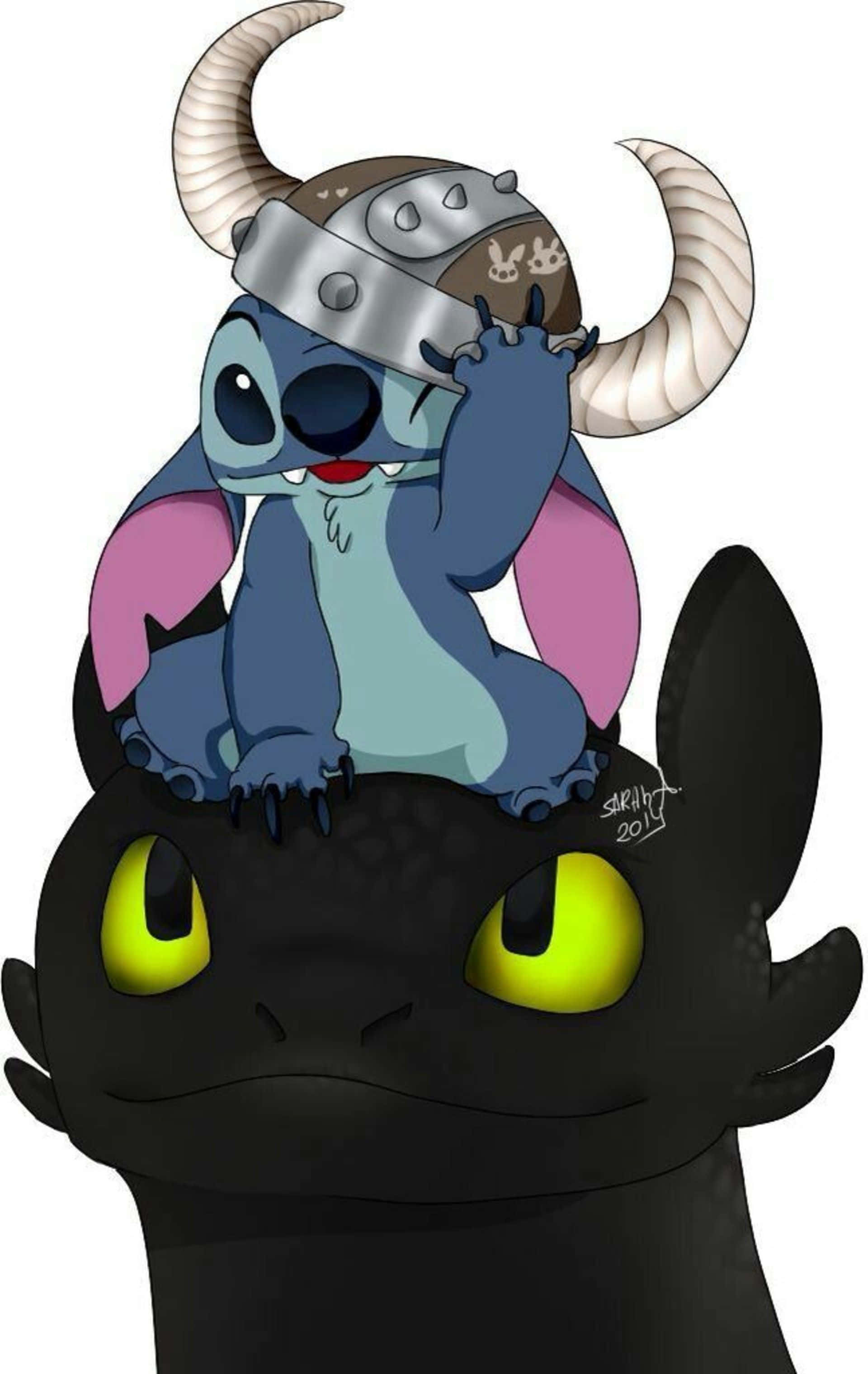 Cartoon 桌布 壁紙 — 史迪奇戴著帶角的維京頭盔，坐在 Toothless 上面，兩者都睜著明亮的黃色眼睛向前看。