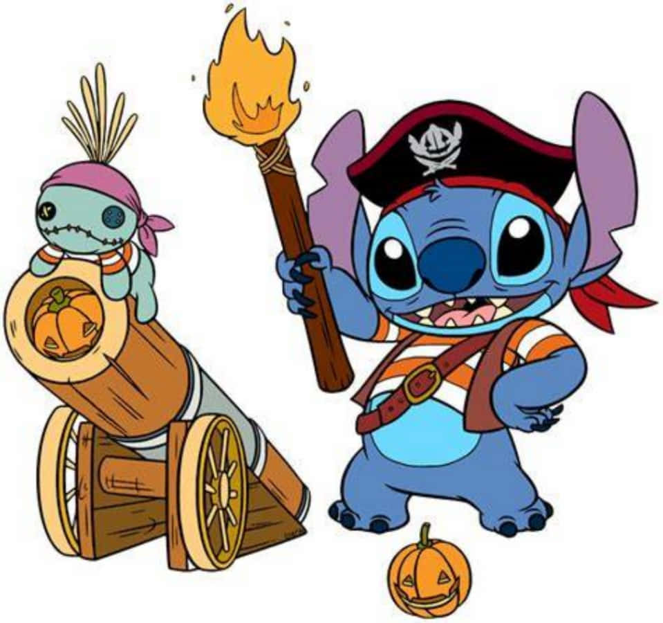 Stitch Halloween 桌布 壁紙 — 史迪奇打扮成海盜，手持火炬，站在一個旁邊有縫製娃娃和南瓜的大砲旁。