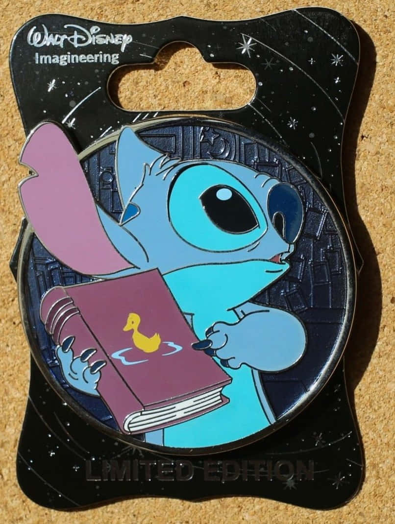 Stitch Profile 桌布 壁紙 — 史迪奇拿著一本黃色鴨子封面的書，背景是星空太空，在迪士尼幻想工程徽章上。