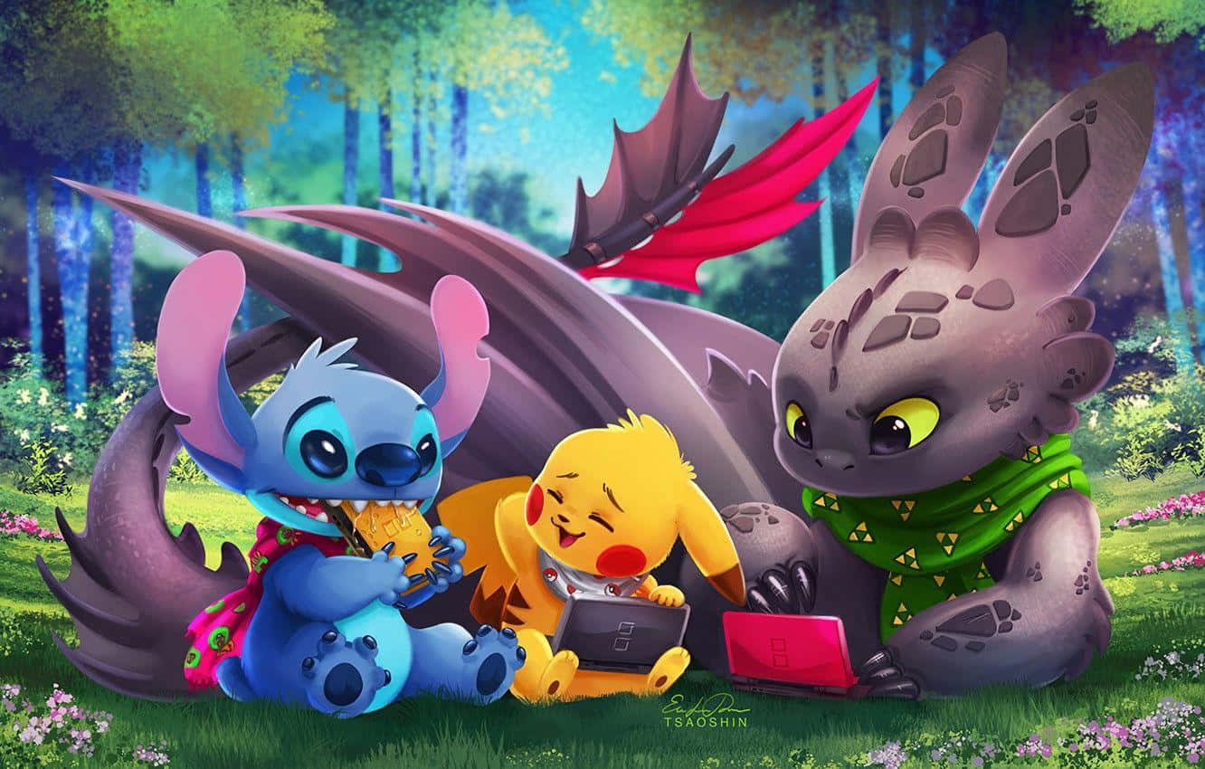 Toothless And Stitch 桌布 壁紙 — 史迪奇皮卡丘和沒牙仔一起坐在森林空地開心玩電玩。