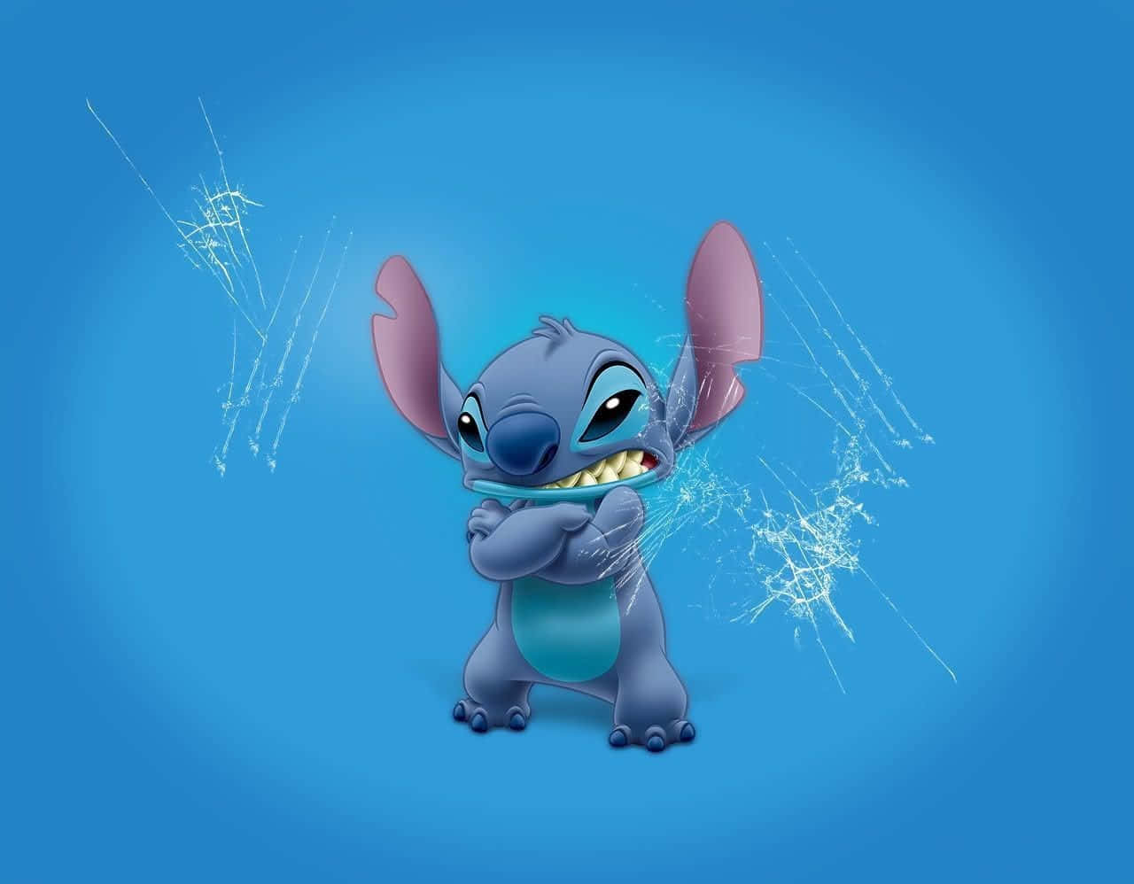 Cute Lilo And Stitch 桌布 壁紙 — 史迪奇自豪地交叉雙臂站在純藍色背景前，周圍環繞著劈啪作響的能量效果。