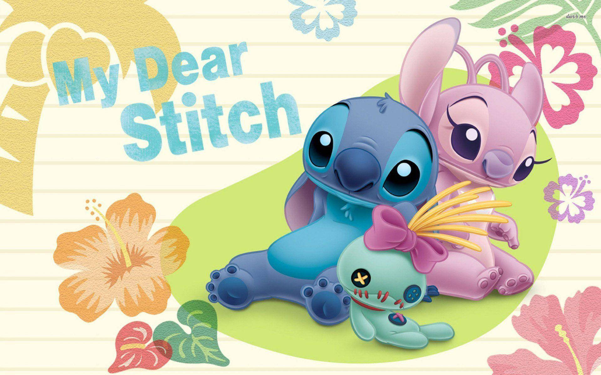 Stitch And Angel 桌布 壁紙 — 史迪奇與安琪在彩色扶桑花叢中，於橫線紙背景上抱著一個小外星人公仔。