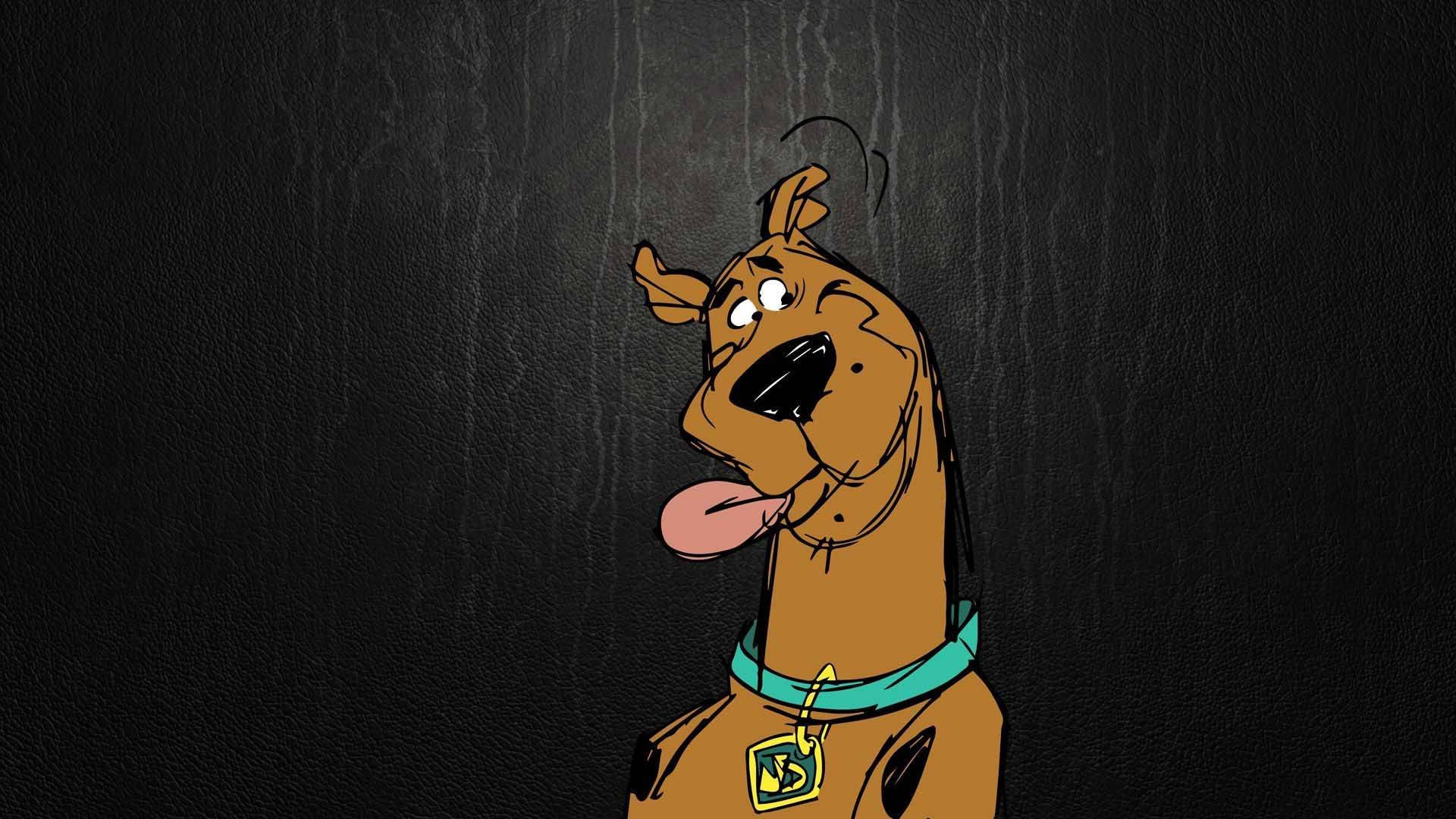 Scooby Doo 桌布 壁紙 — 史酷比卡通狗伸出舌頭，表情傻氣，背景為深色紋理。