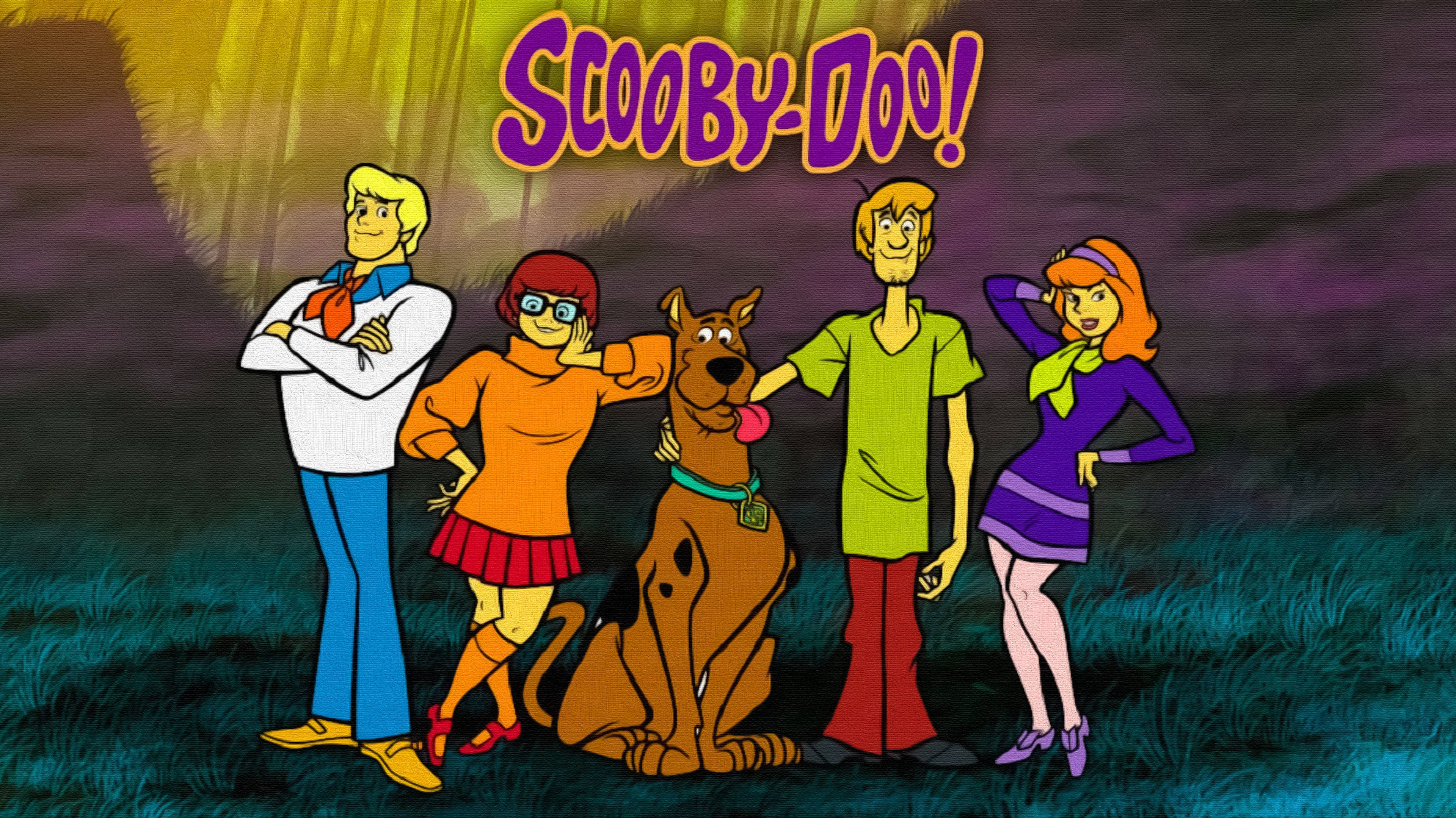 Scooby 桌布 壁紙 — 史酷比和他的朋友們在夜晚一起站在一個陰森的森林裡，上方有發光的標題。