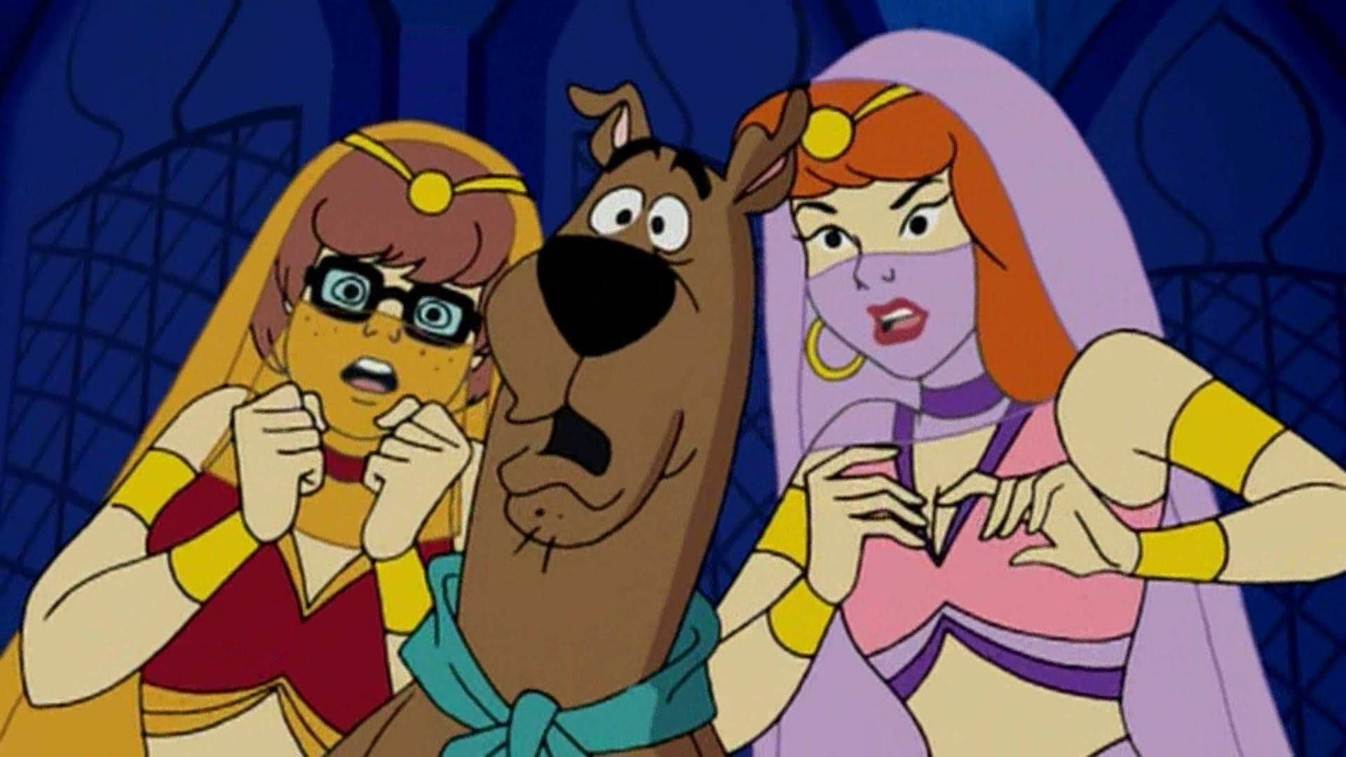 Scooby 桌布 壁紙 — 史酷比和來自史酷比的兩個女性角色在深藍色哥德式背景下，睜大眼睛、張開嘴巴，看起來很震驚。
