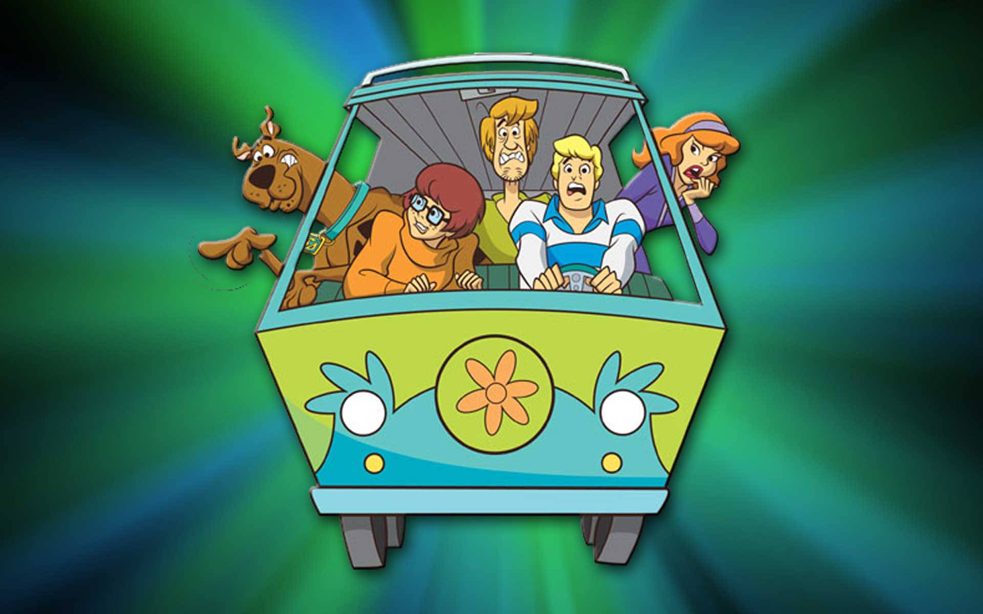 Scooby 桌布 壁紙 — 史酷比和同伴們乘坐標誌性的綠色神秘機器，背景是充滿活力的綠色和藍色徑向爆發。