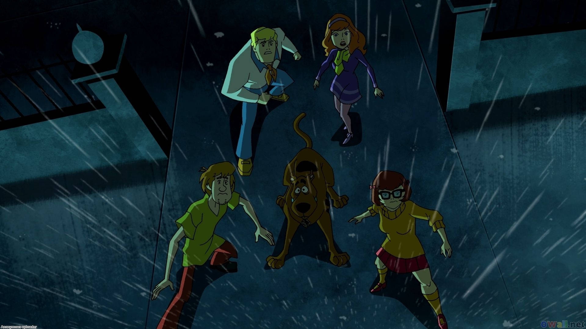 Scooby 桌布 壁紙 — 史酷比和同伴們在夜晚黑暗的雨巷中驚恐地奔跑。