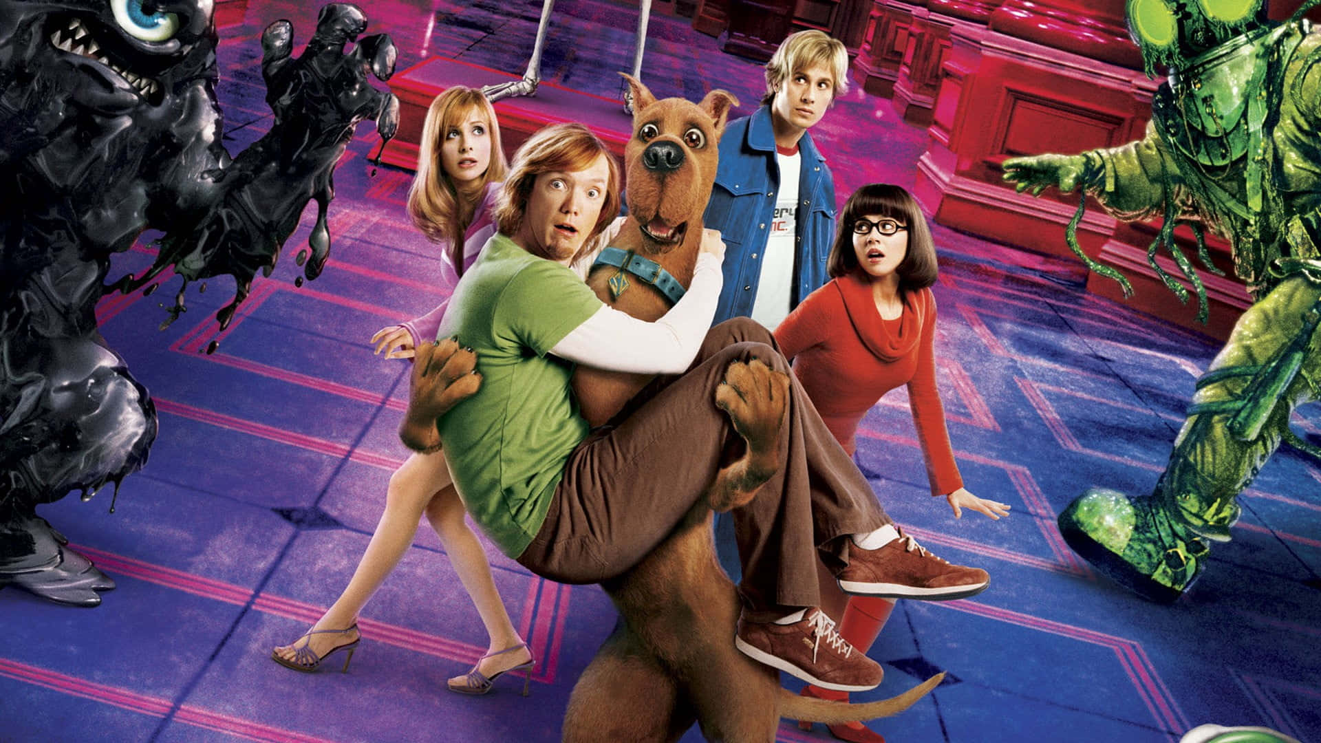 Scooby Doo 桌布 壁紙 — 史酷比和同伴們在超現實的紫色和粉紅色瓷磚大廳中逃離巨大的黑色和綠色怪物。