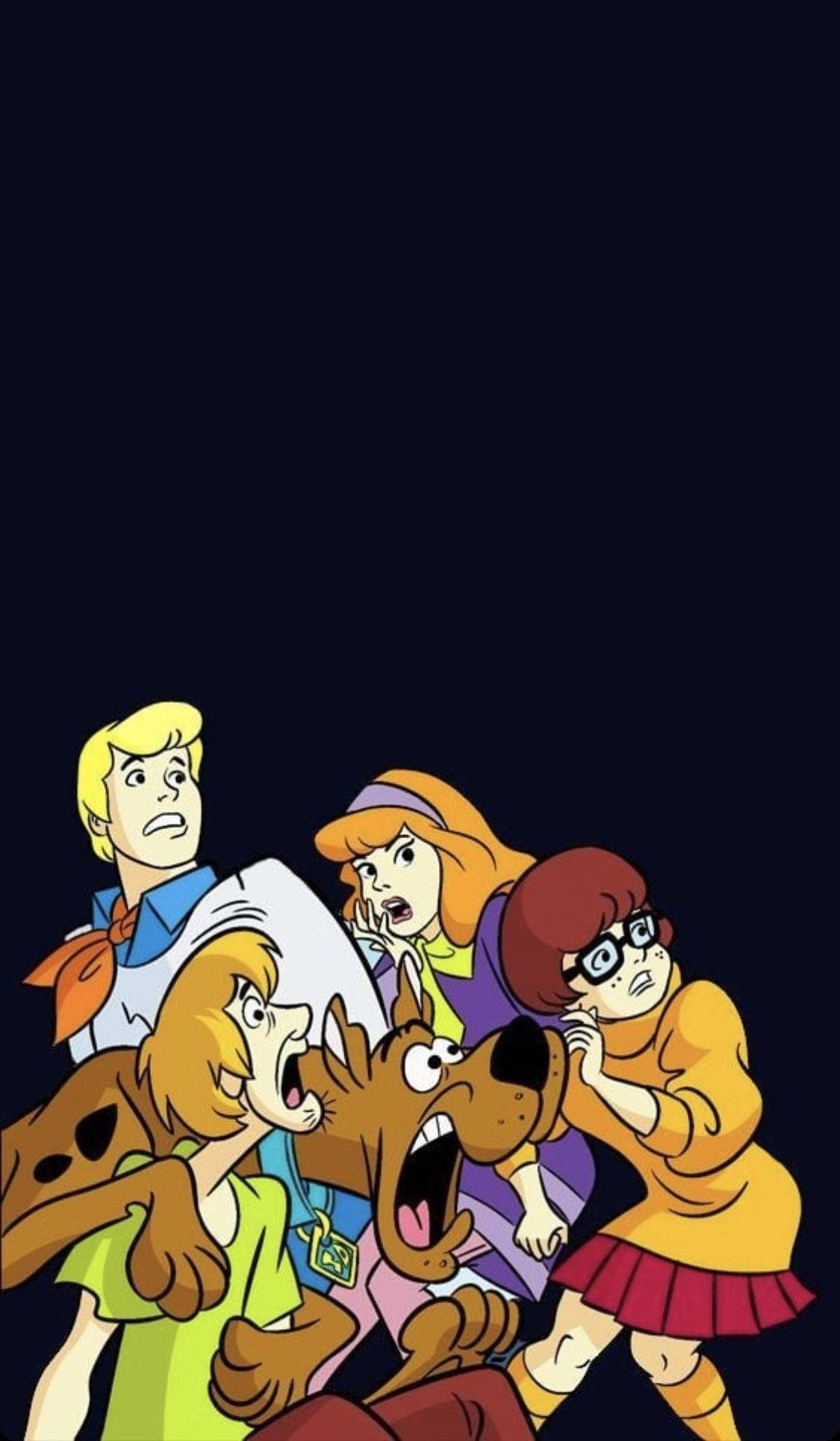 Scooby 桌布 壁紙 — 史酷比和同伴們在黑暗背景下以經典卡通風格顯得驚恐萬分。