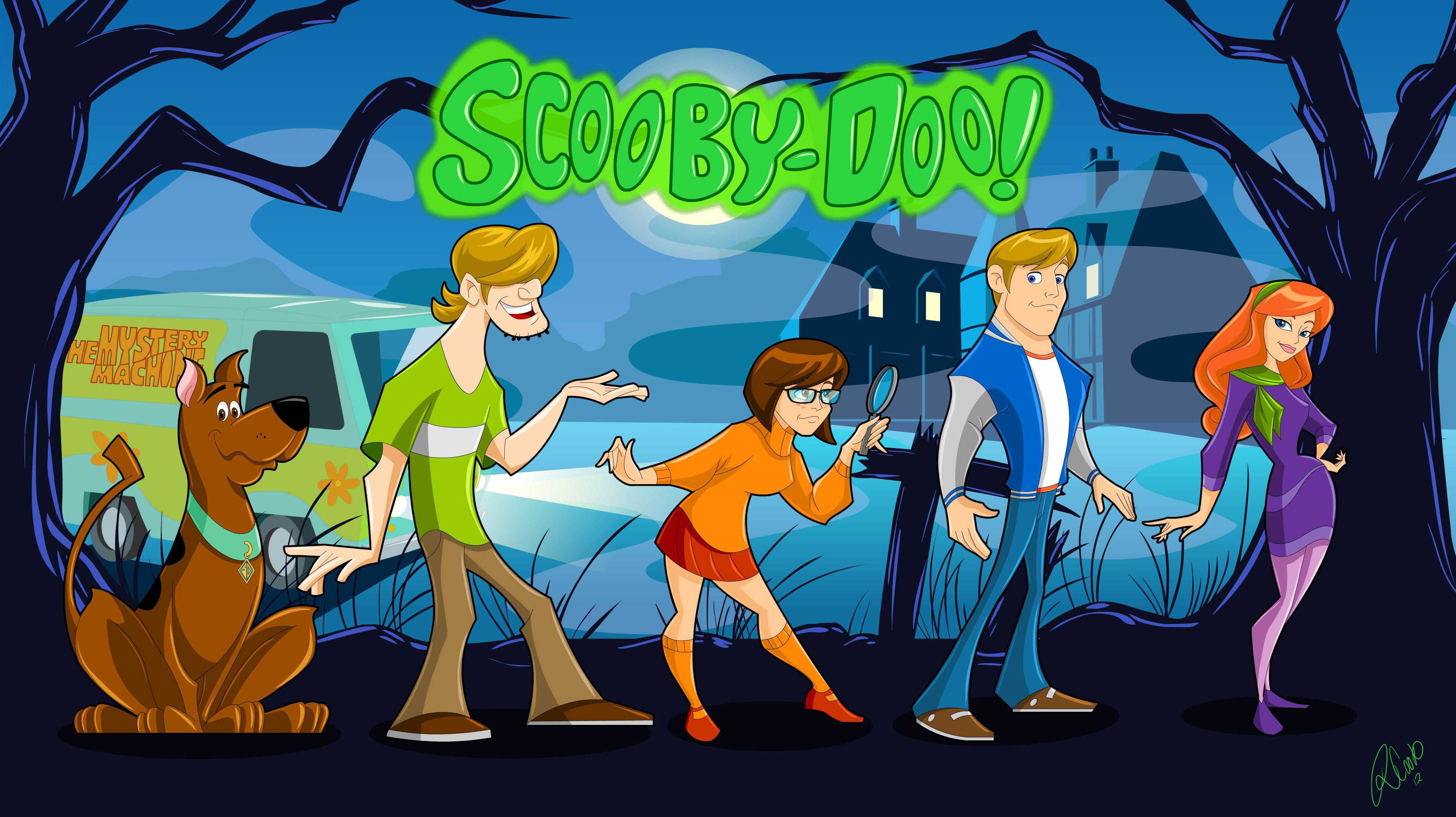Scooby 桌布 壁紙 — 史酷比和夥伴們站在夜晚的陰森森林中，身後有鬼屋和滿月。