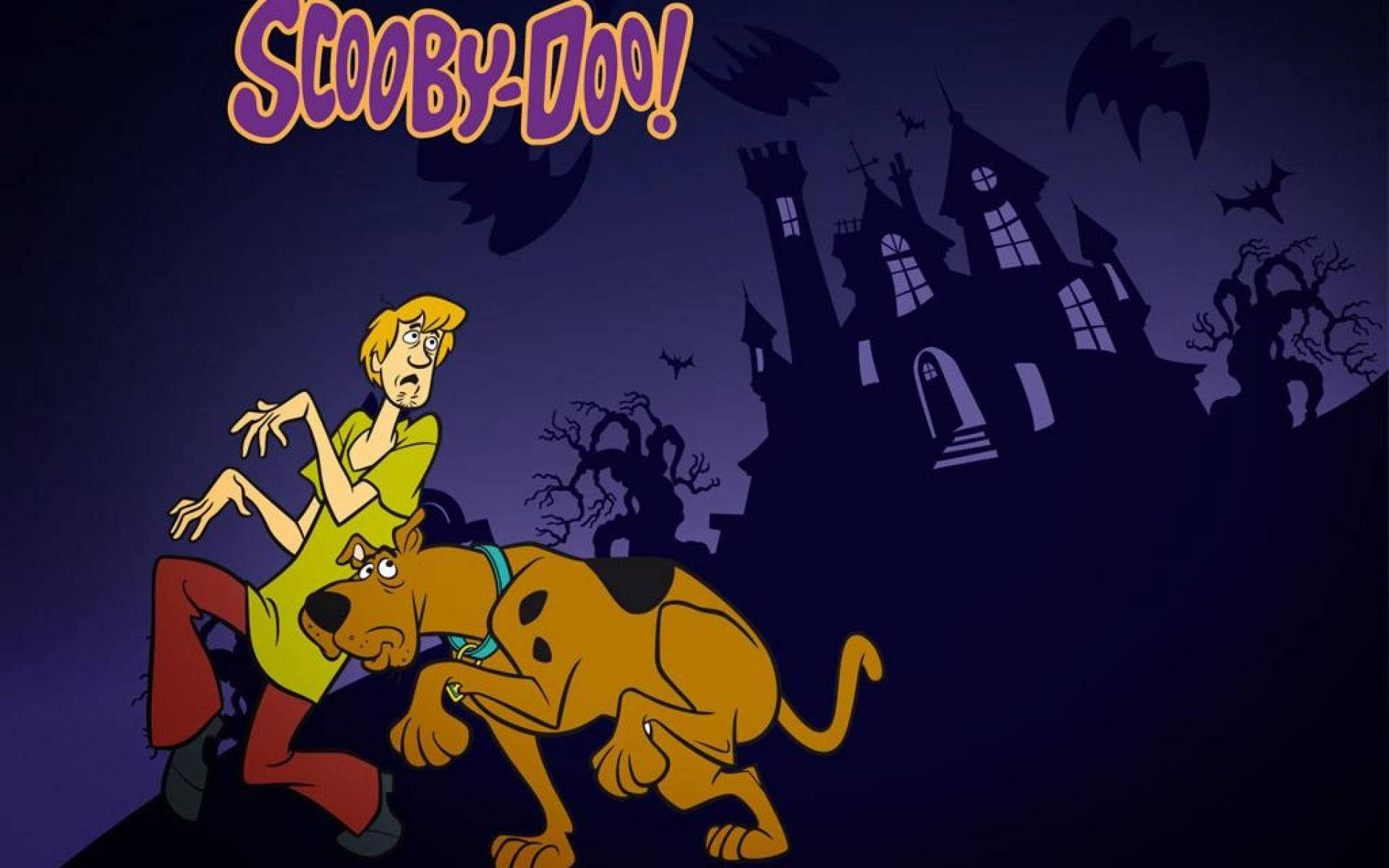 Scooby 桌布 壁紙 — 史酷比和沙奇在紫色夜空下，伴隨著飛翔的蝙蝠，驚恐地逃離鬼屋。
