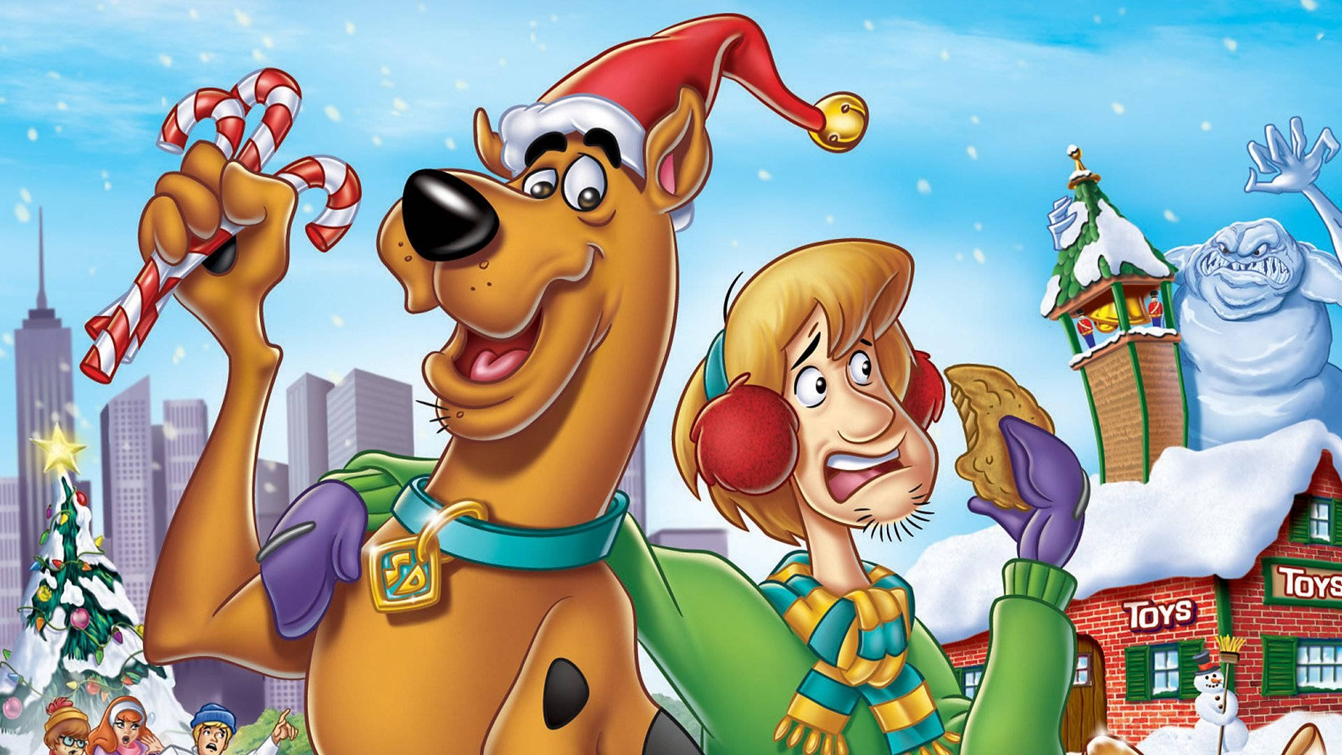 Scooby 桌布 壁紙 — 史酷比和沙奇穿著節日冬季服裝，在雪景城市背景下，與巨型雪人和玩具店一起愉快地拿著拐杖糖。