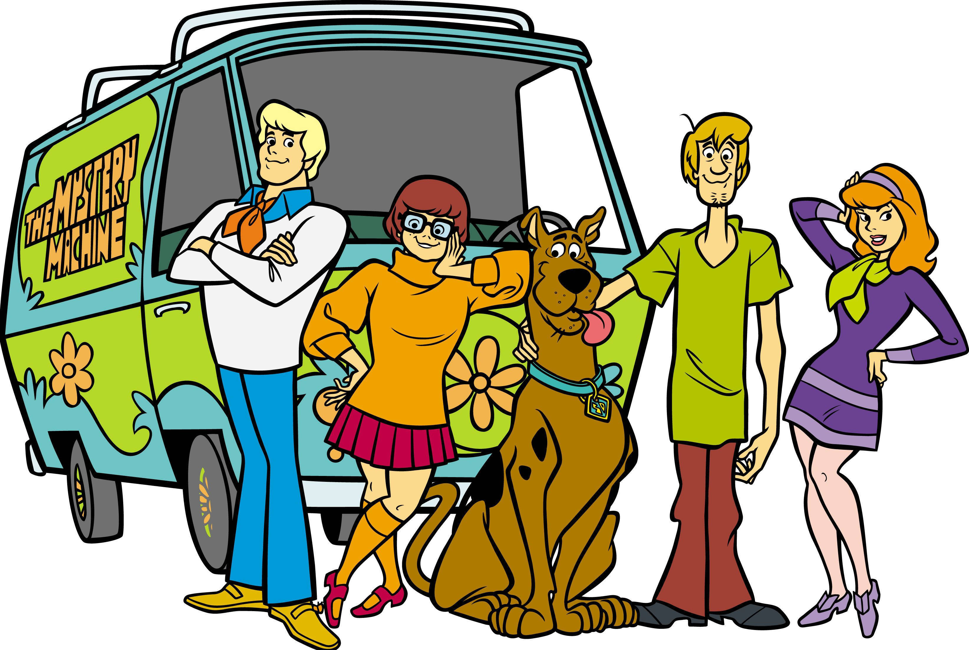 Scooby 桌布 壁紙 — 史酷比和神秘公司團隊在他們標誌性的綠色和藍色花飾廂型車旁愉快地擺姿勢。
