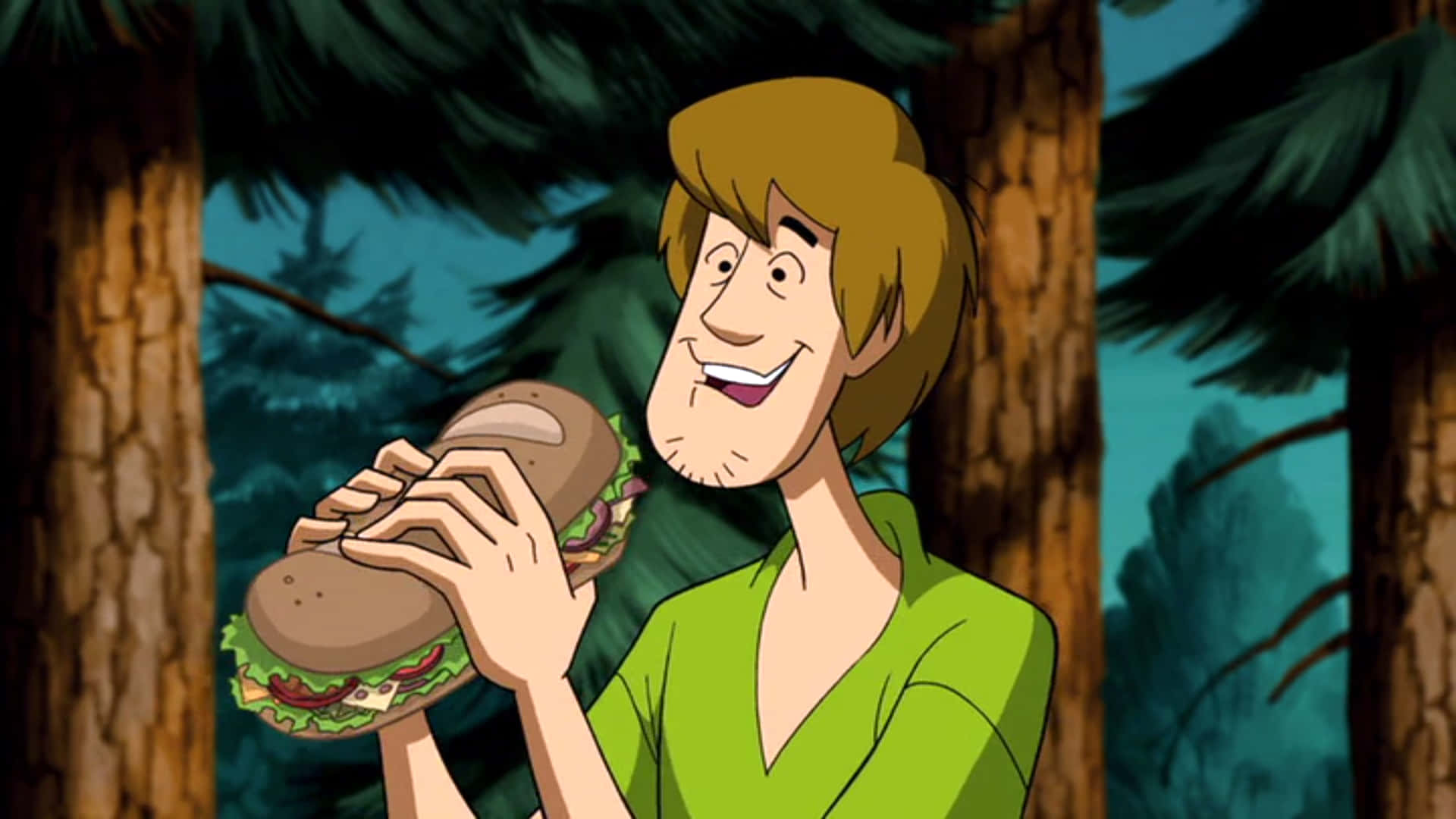 Shaggy Rogers 桌布 壁紙 — 史酷比在松樹和深藍色天空的森林中高興地拿著一個巨大的三明治。