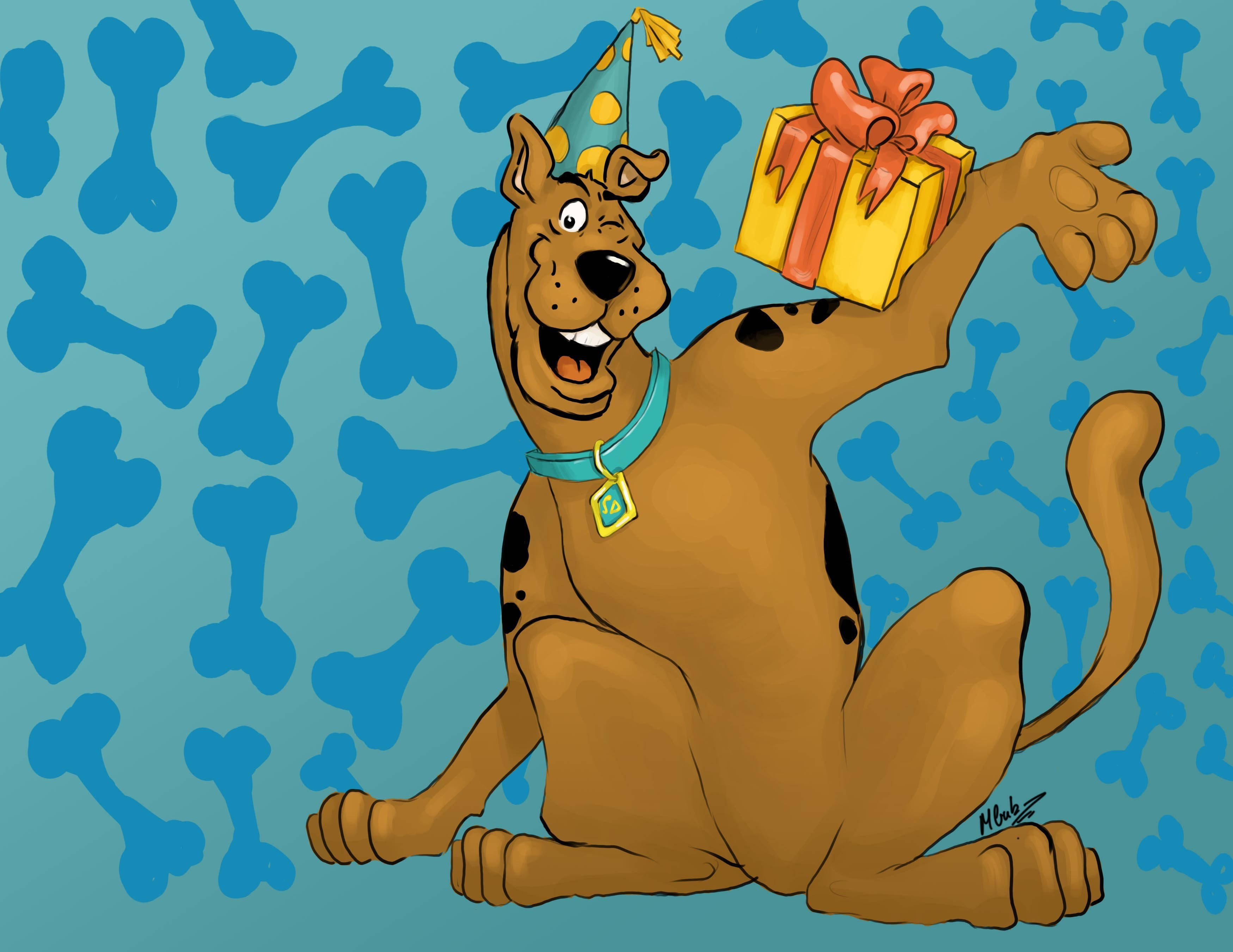 Scooby 桌布 壁紙 — 史酷比戴上派對帽，開心地在藍色骨頭圖案背景前拿著一個繫有紅色蝴蝶結的黃色禮物盒。