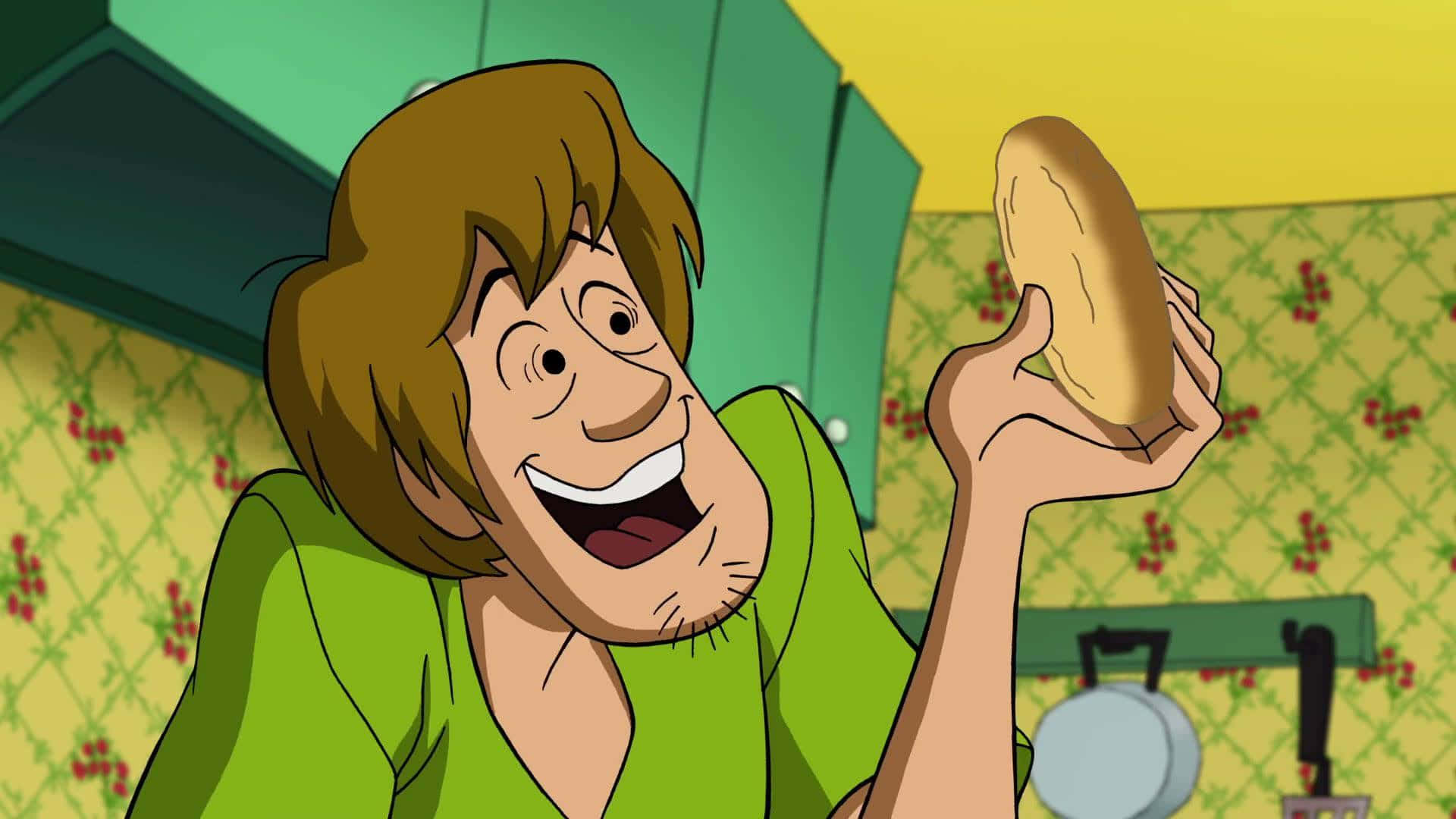 Shaggy Rogers 桌布 壁紙 — 史酷比開心雀躍地舉起一個新鮮出爐的麵包卷，身處一個有花卉壁紙的舒適廚房。