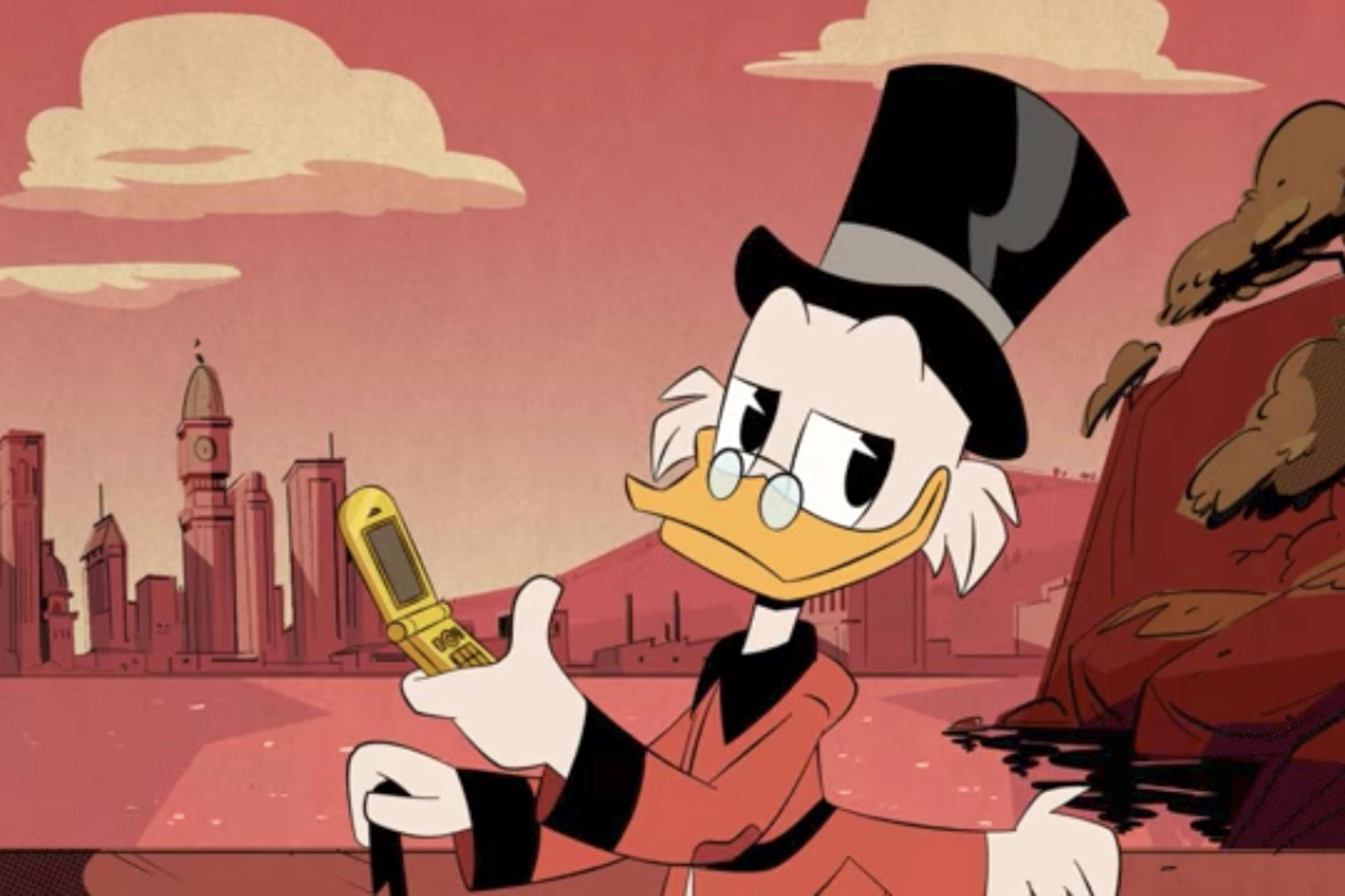 Scrooge 桌布 壁紙 — 史高治·麥克達克戴著高帽，在陰天粉紅色城市景觀中拿著金色電話。