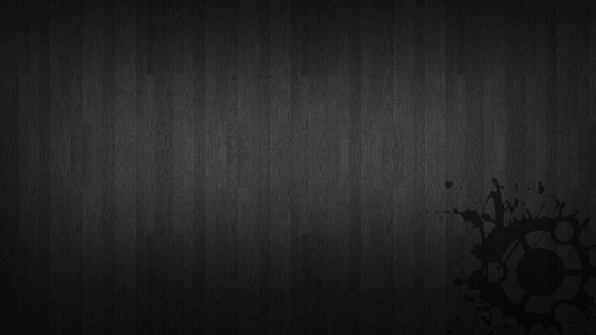 ubuntu 桌布 壁紙 — 右下角帶有黑色墨水飛濺和齒輪標誌的深色木地板紋理。