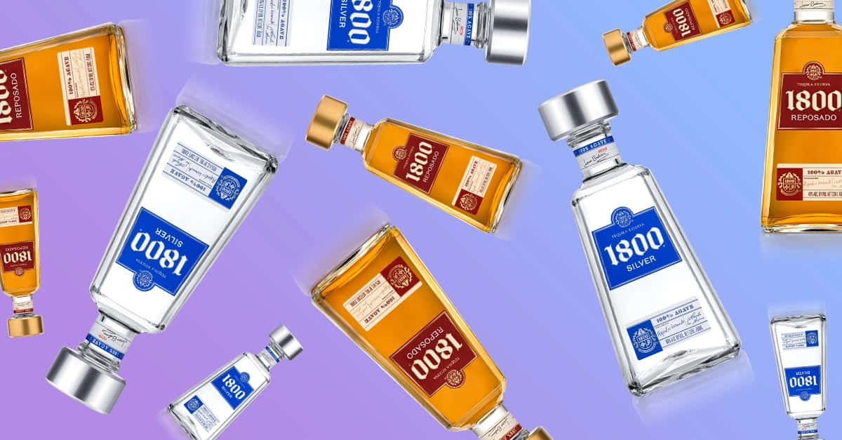 alcohol 桌布 壁紙 — 各種1800龍舌蘭酒瓶在紫色漸變背景上動態漂浮。