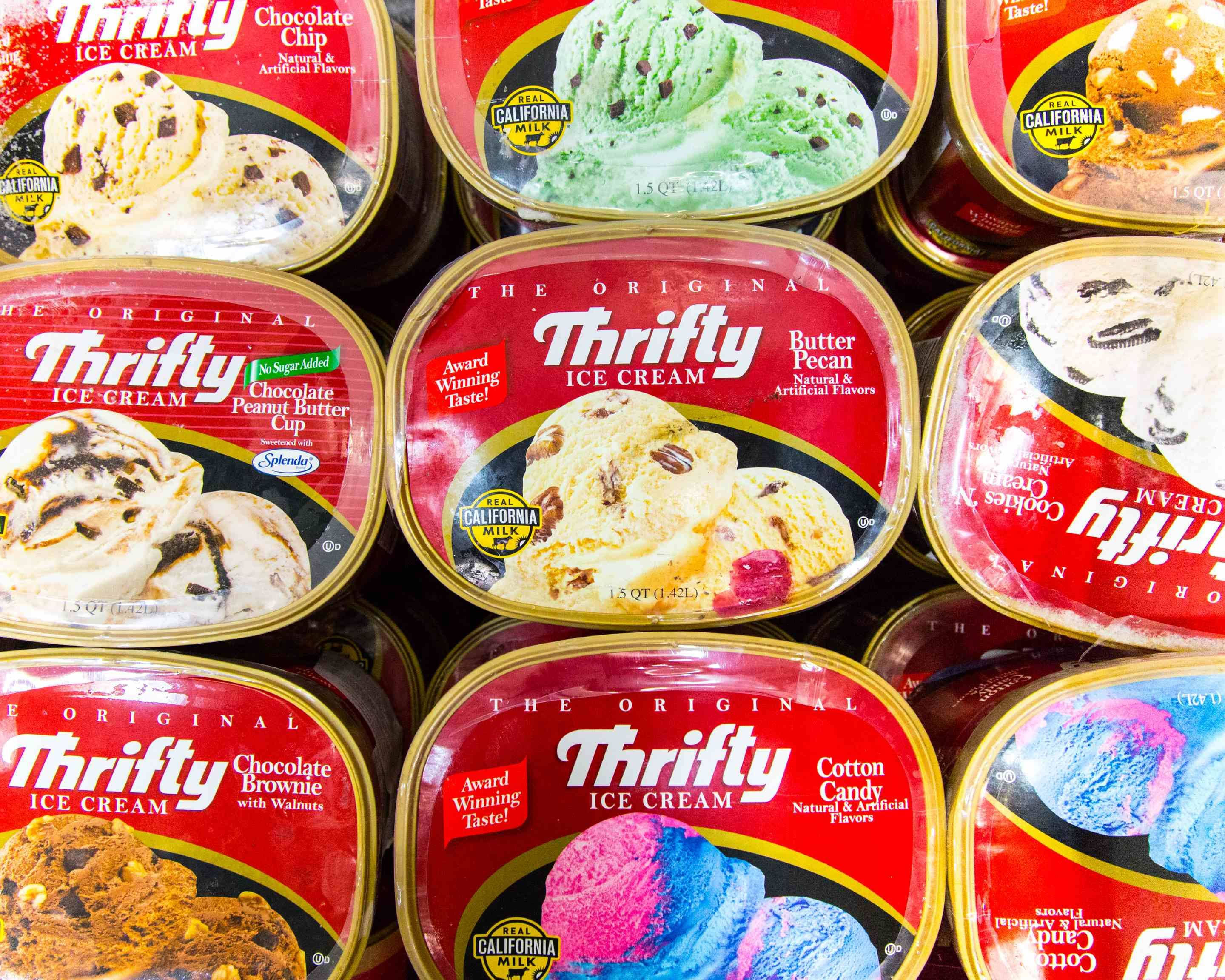 Ice Cream 桌布 壁紙 — 各種Thrifty冰淇淋杯的鮮豔近拍，展示色彩繽紛的冰淇淋球，例如巧克力碎片、奶油胡桃和棉花糖。