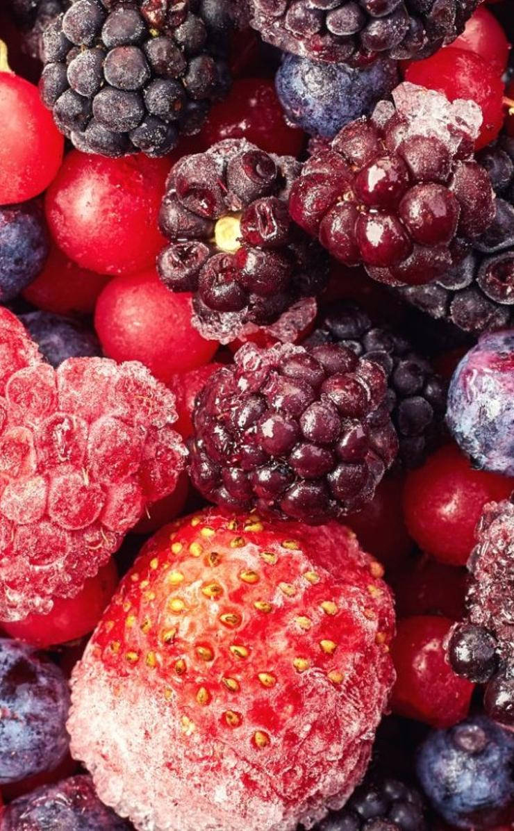 Berry 桌布 壁紙 — 各種冷凍莓果的特寫，閃爍著霜凍和鮮豔色彩。