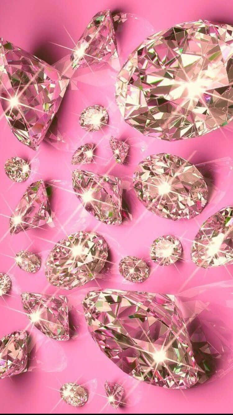 Pink Diamond 桌布 壁紙 — 各種切割的閃爍粉紅鑽石在鮮豔的粉紅背景上閃耀奪目。