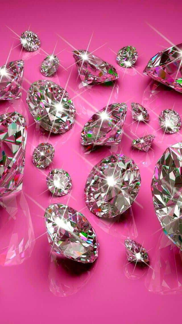 Pink Diamond 桌布 壁紙 — 各種切割的閃爍鑽石在鮮豔的粉紅色背景上，伴隨著耀眼的光芒，璀璨奪目。