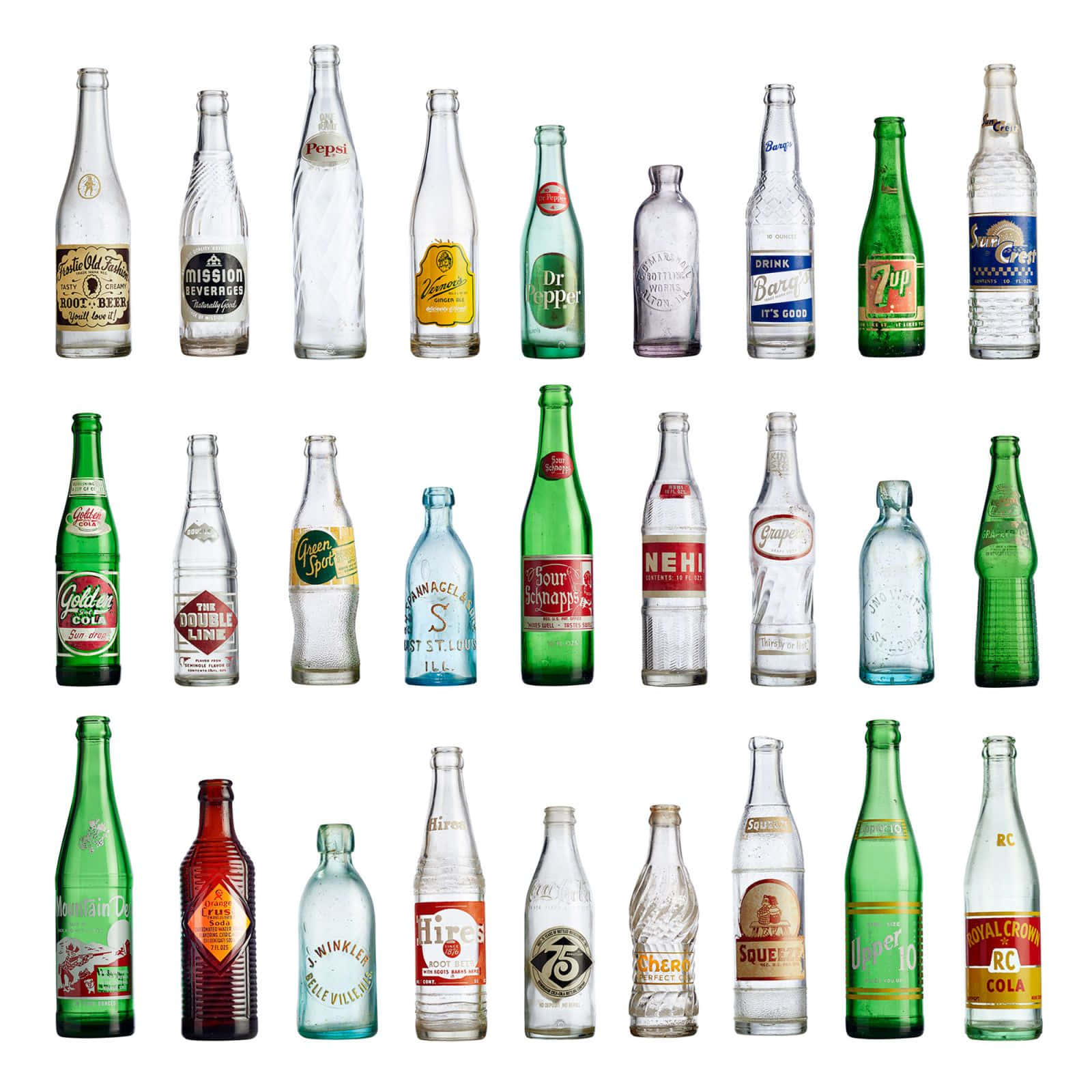 Old Bottles 桌布 壁紙 — 各種品牌的復古玻璃汽水瓶以網格排列在白色背景上。