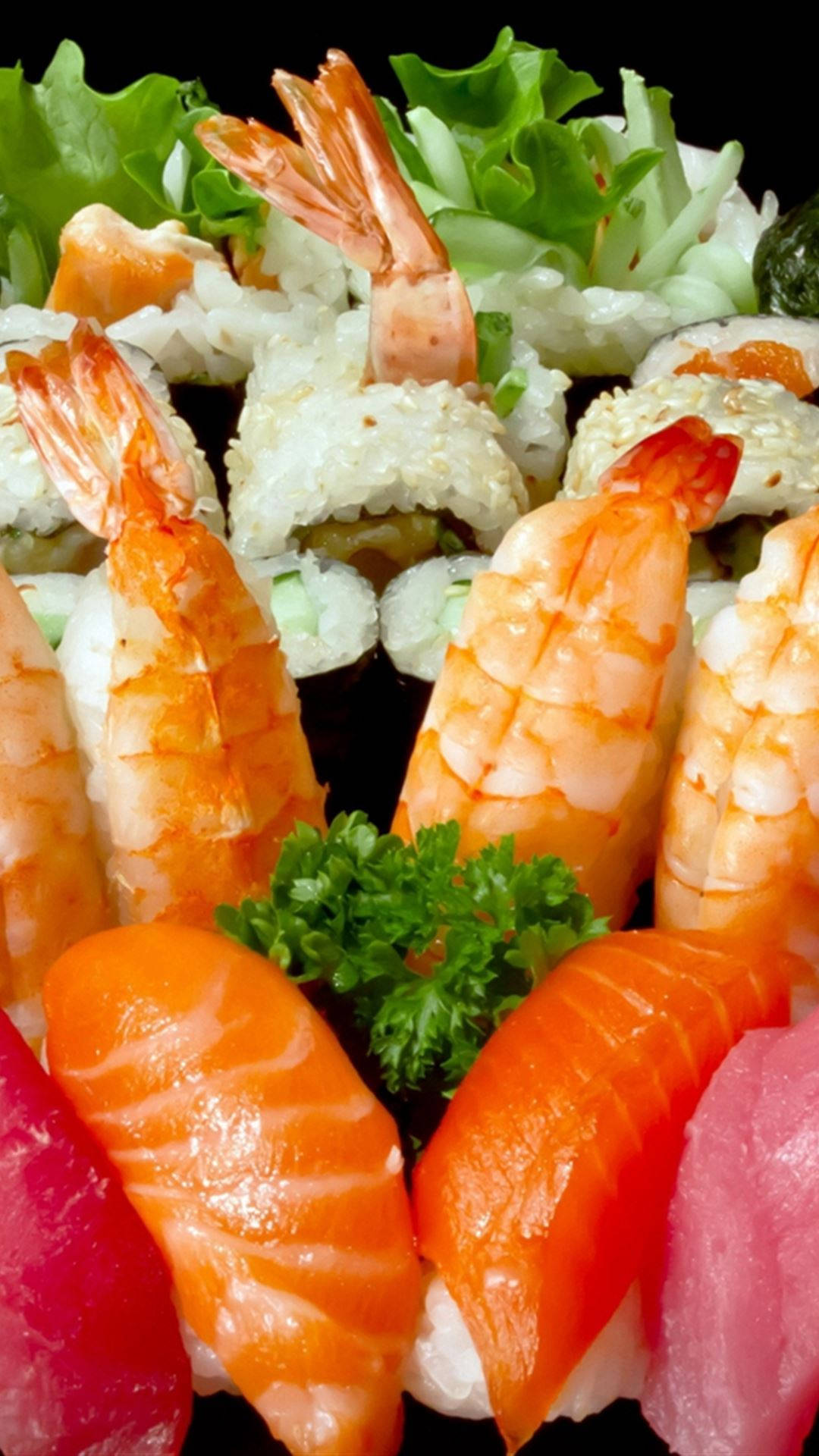 Seafood 桌布 壁紙 — 各種壽司的鮮明特寫，包括蝦天婦羅卷和三文魚握壽司，飾以新鮮歐芹和生菜。