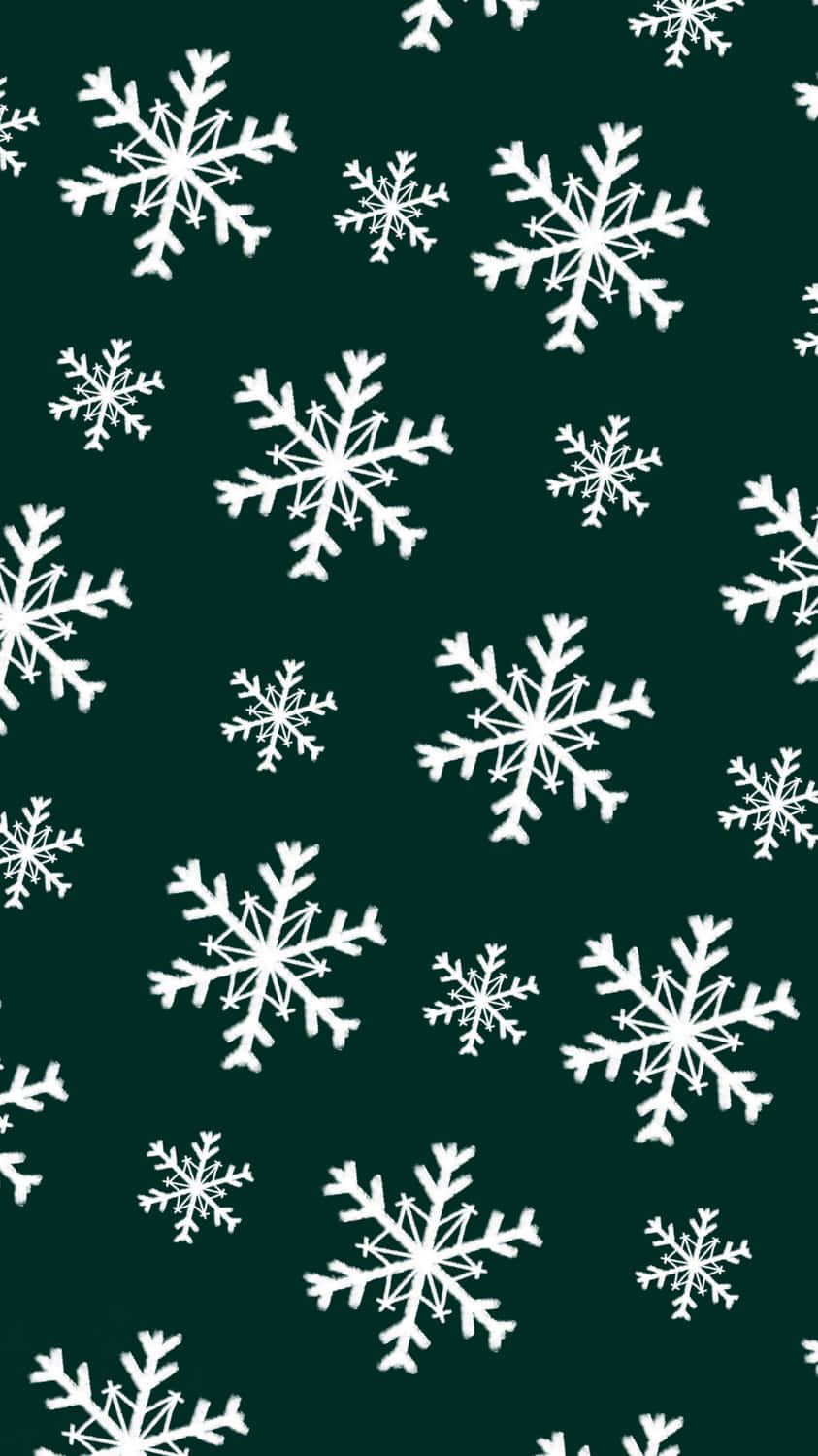 Dark Green Christmas 桌布 壁紙 — 各種大小的白色雪花在深森林綠色背景上漂浮，形成重複圖案。