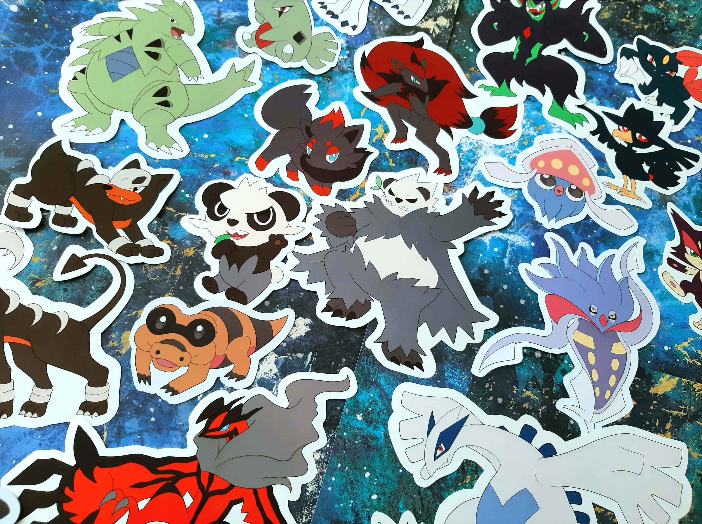 Pokemon Stickers 桌布 壁紙 — 各種寶可夢角色的貼紙漂浮在宇宙藍色和藍綠色的星空背景上。