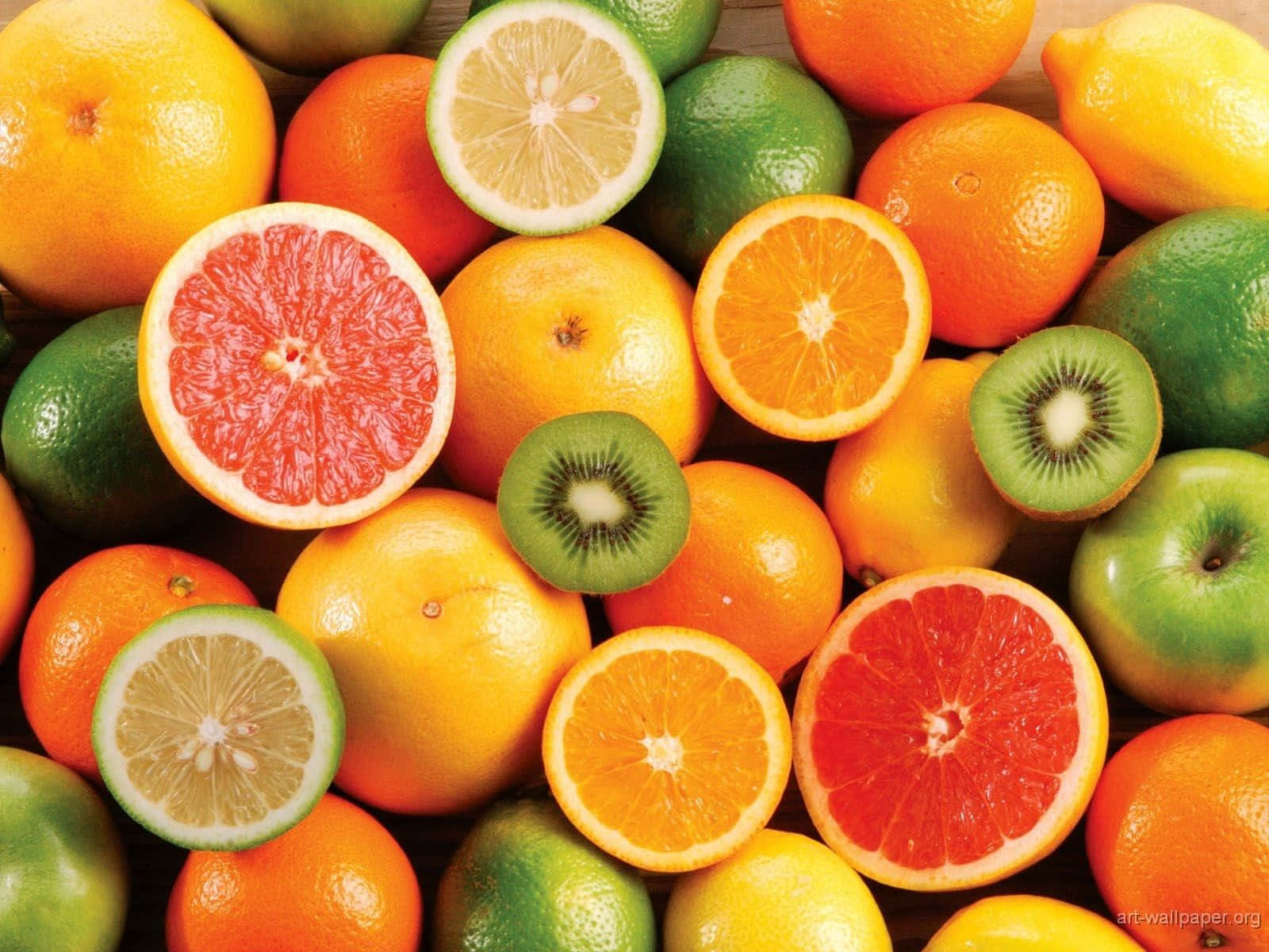 citrus 桌布 壁紙 — 各種柑橘類水果和奇異果的鮮明特寫，部分切片露出多汁的內部。