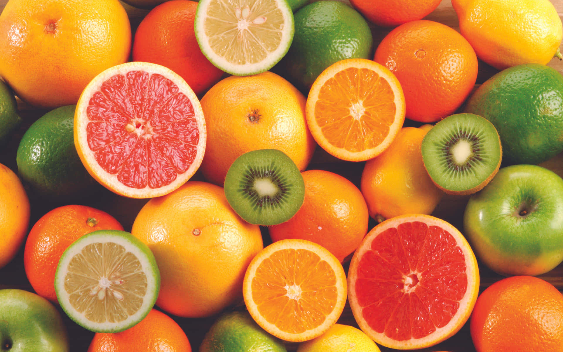 Fruits 桌布 壁紙 — 各種柑橘類水果和奇異果的鮮明特寫，完整和切片展示多汁內部。