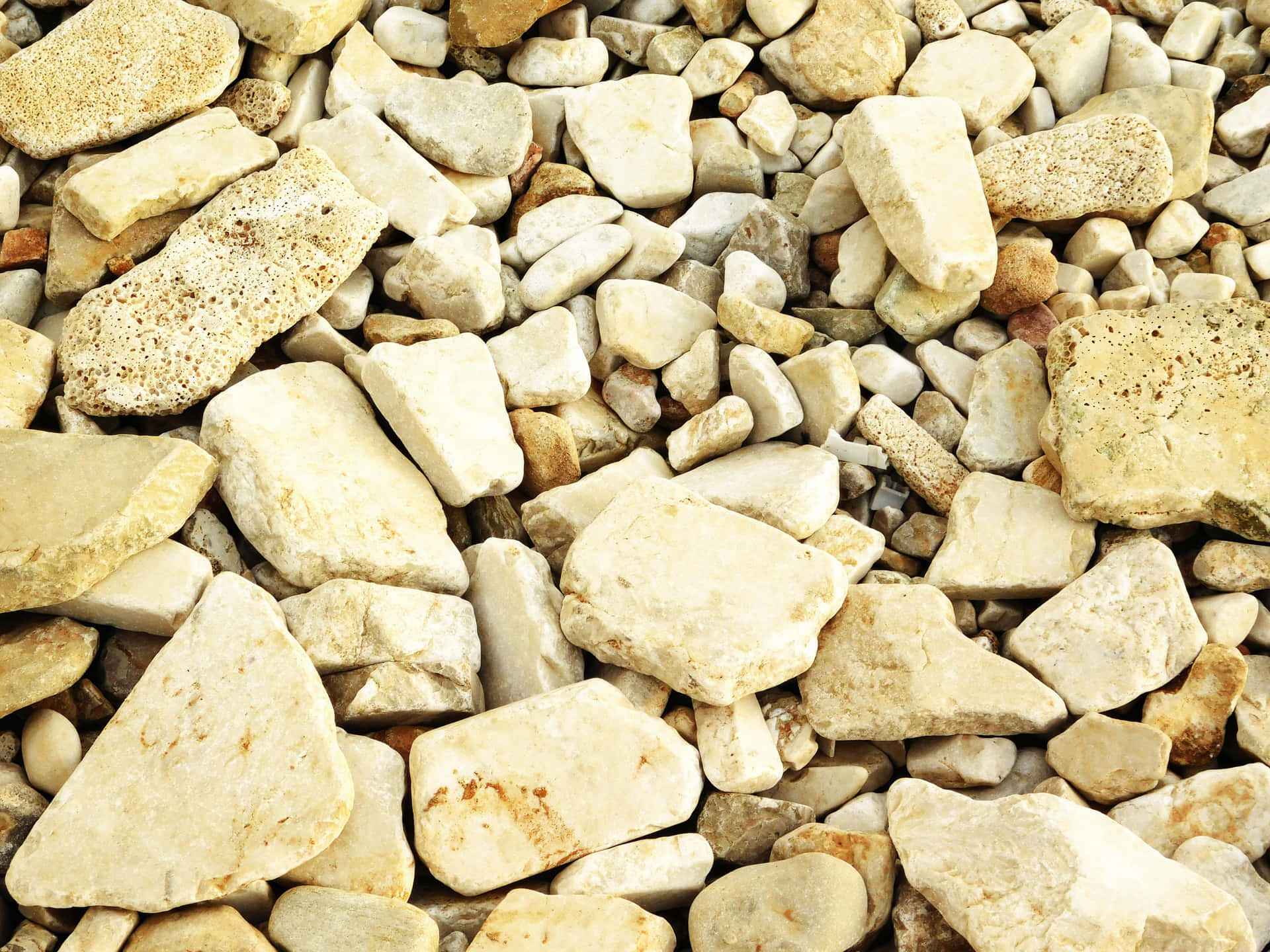 Stone texture 壁紙 — 各種米色和奶油色石頭的特寫，具有粗糙質地和自然邊緣。