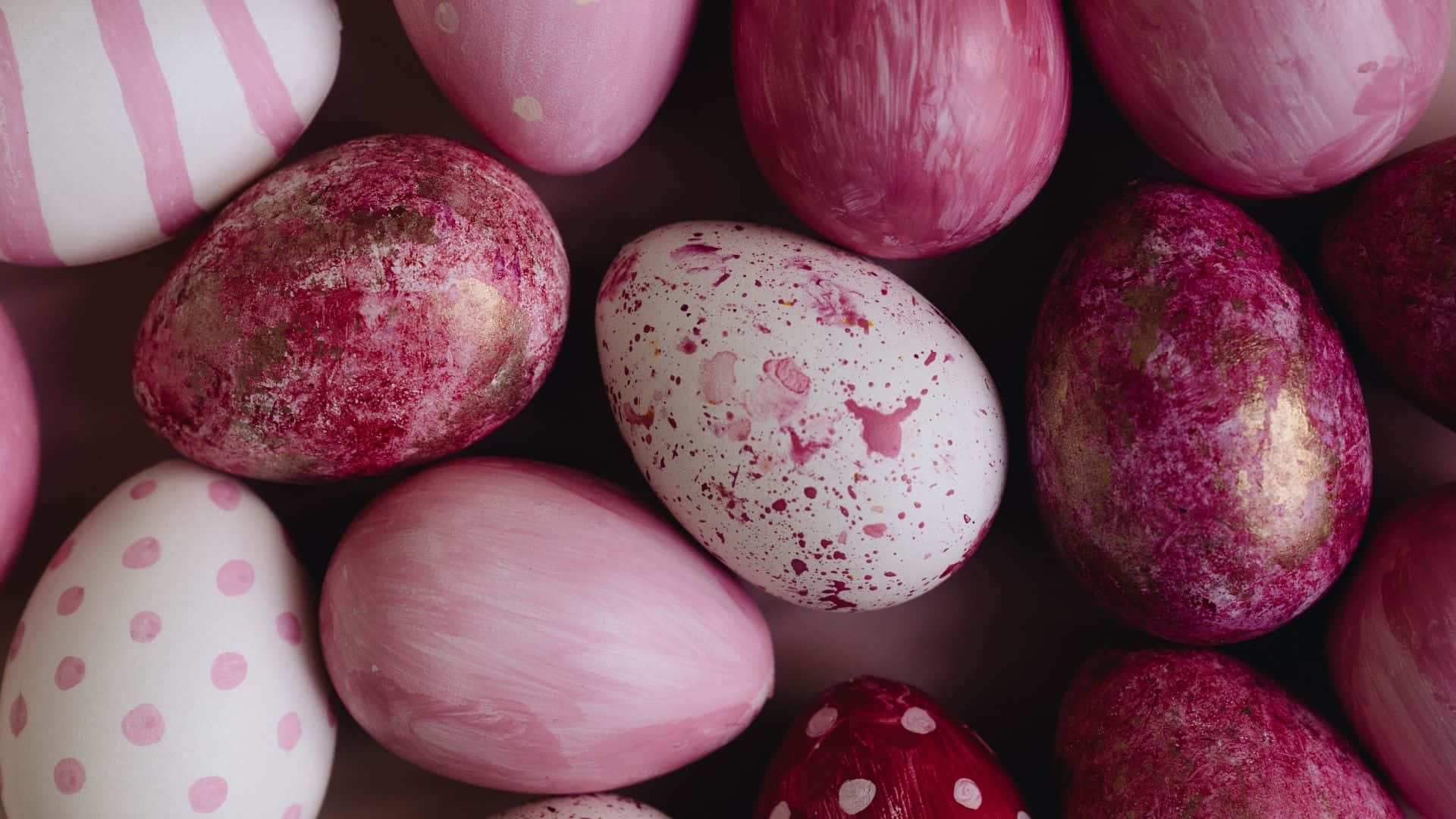 Easter Egg 桌布 壁紙 — 各種粉紅色和白色復活節蛋的特寫，帶有波點、條紋和濺灑圖案，採用柔和粉彩調。