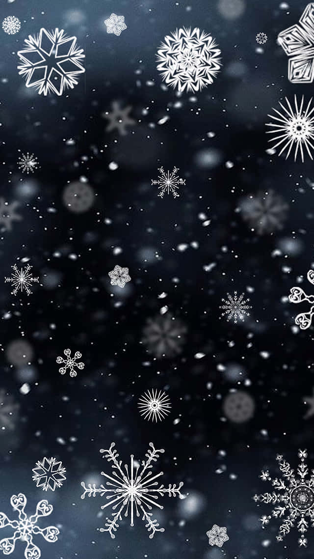 雪 桌布 壁紙 — 各種精緻設計的白色雪花在深藍色漸變背景上輕輕飄落。