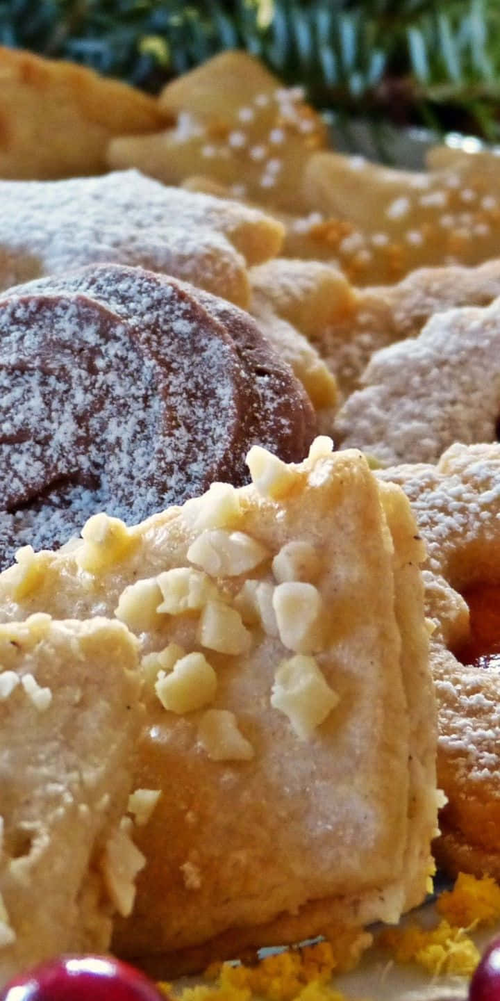 Pastry 桌布 壁紙 — 各種糕點的特寫，撒上糖粉，上面放有切碎的堅果和蔓越莓。
