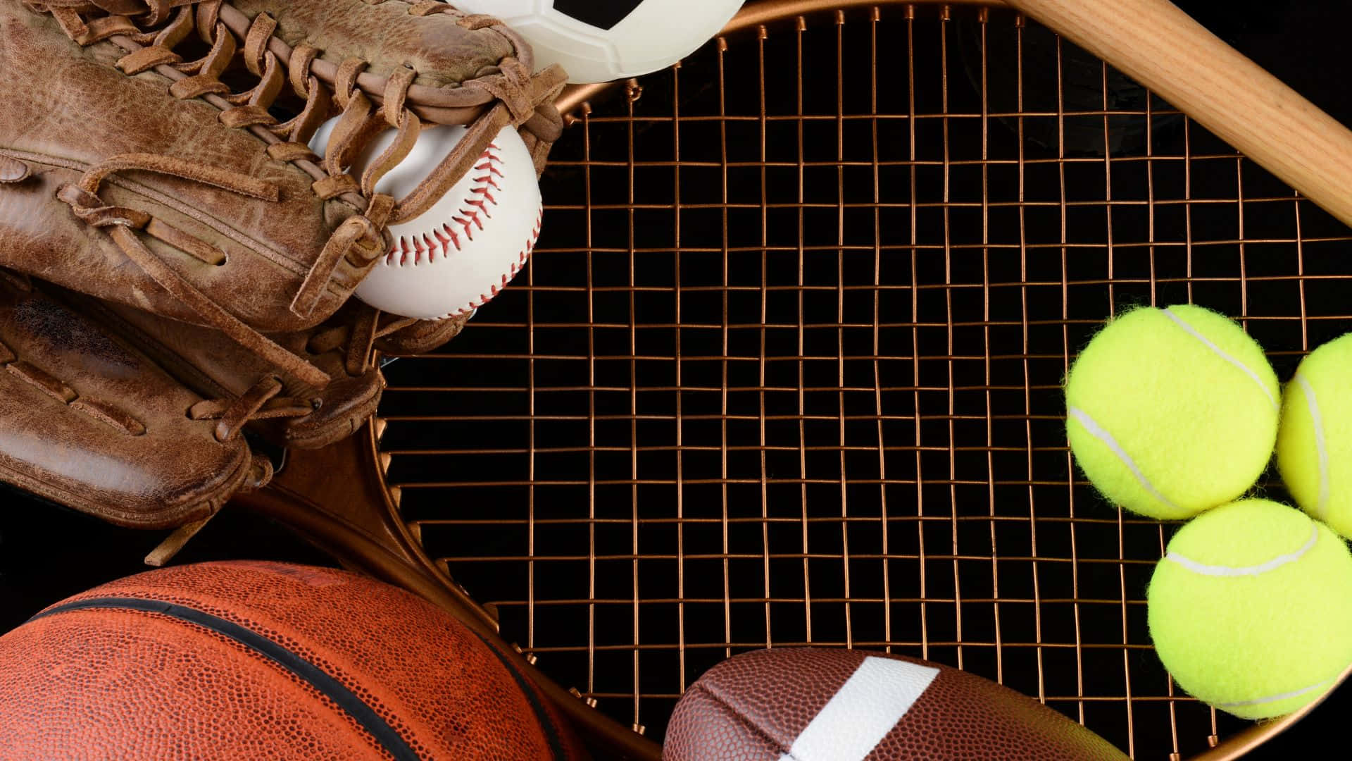 Best Sports 桌布 壁紙 — 各種運動裝備的特寫，包括棒球手套、球、球棒、網球和足球，排列在網球拍上，背景為黑色。